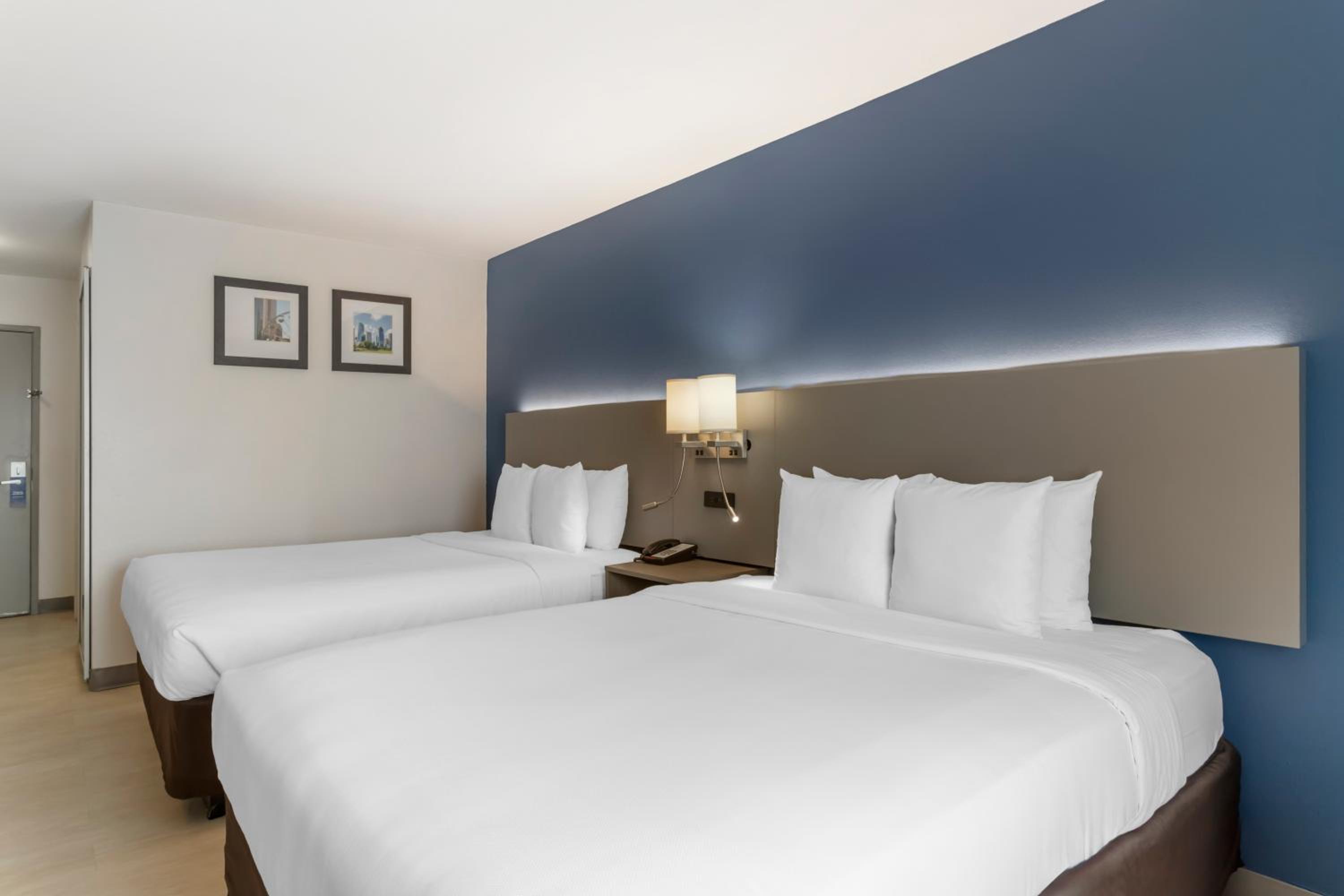 Queen Room with Two Queen Beds - Non-Smoking - Photo 4