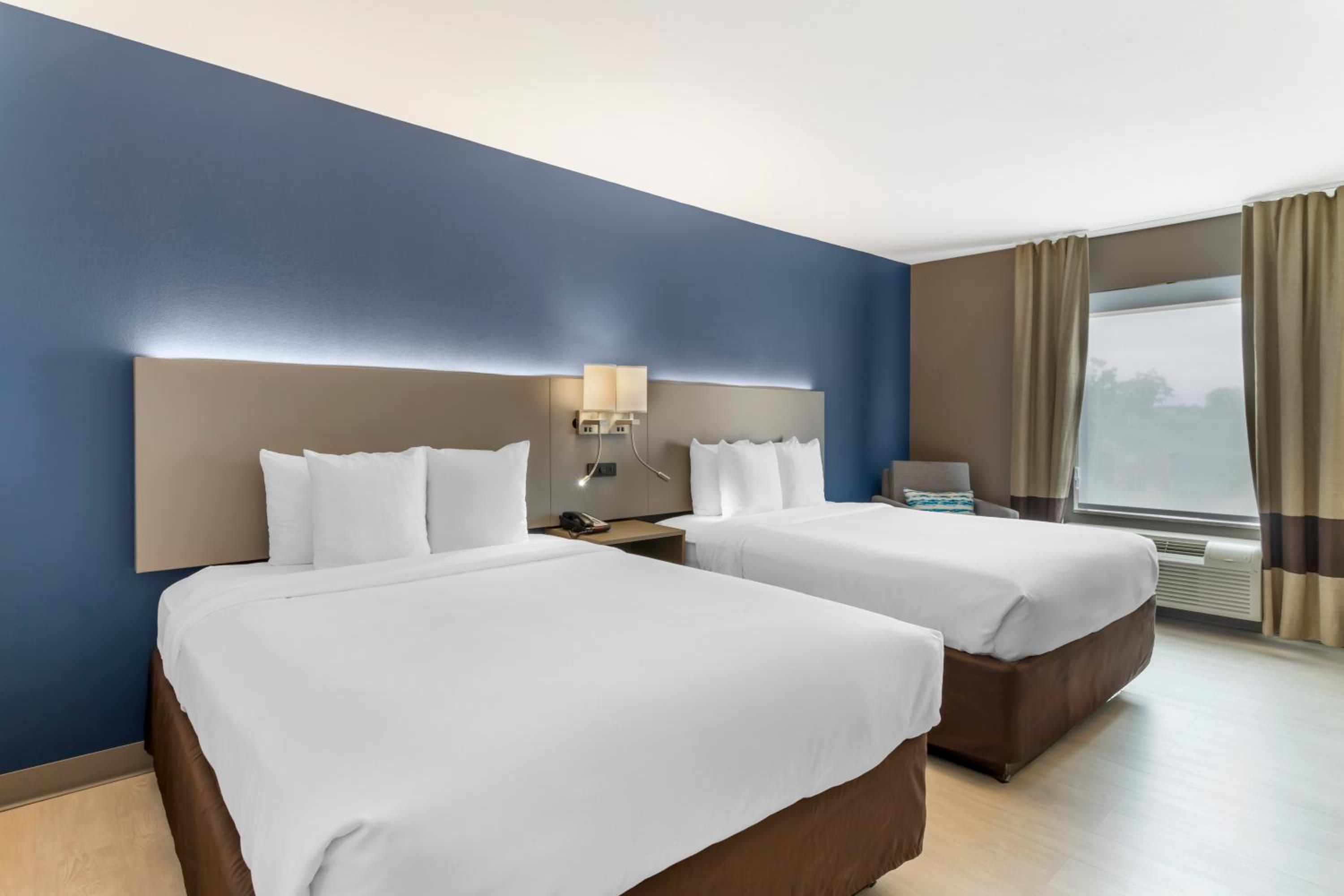 Queen Room with Two Queen Beds - Non-Smoking - Photo 8