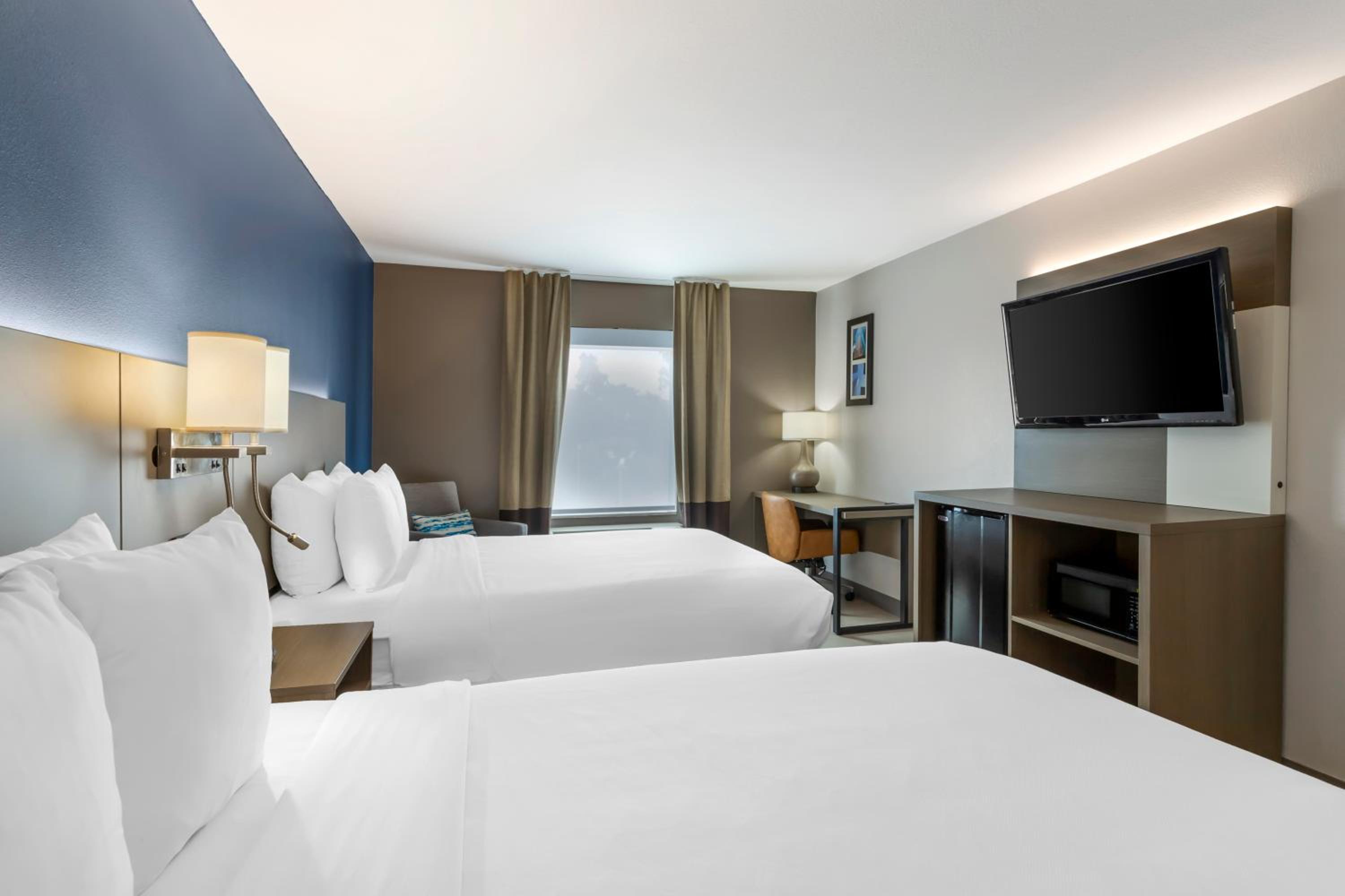 Queen Room with Two Queen Beds - Non-Smoking - Photo 7
