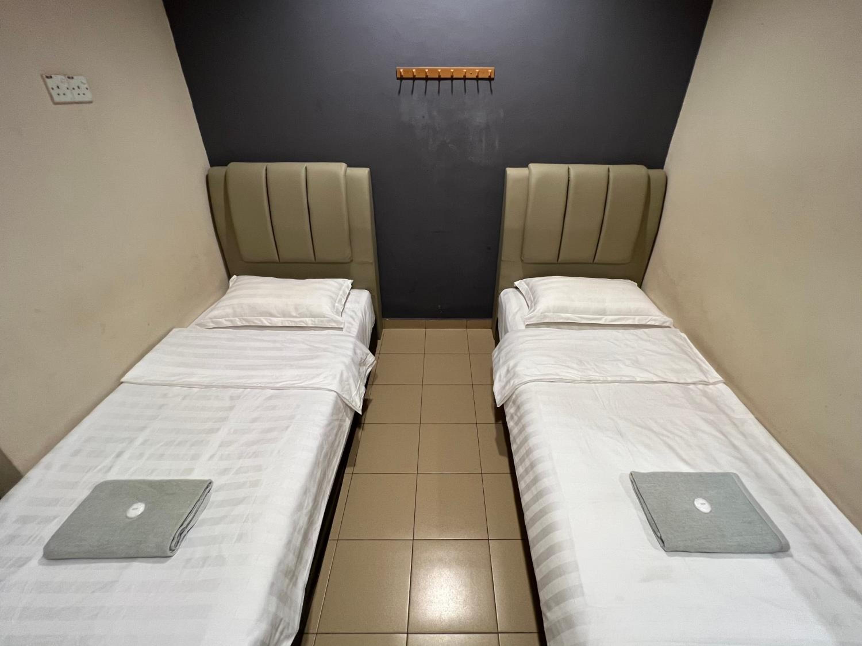 Twin Room with Bathroom - Photo 2