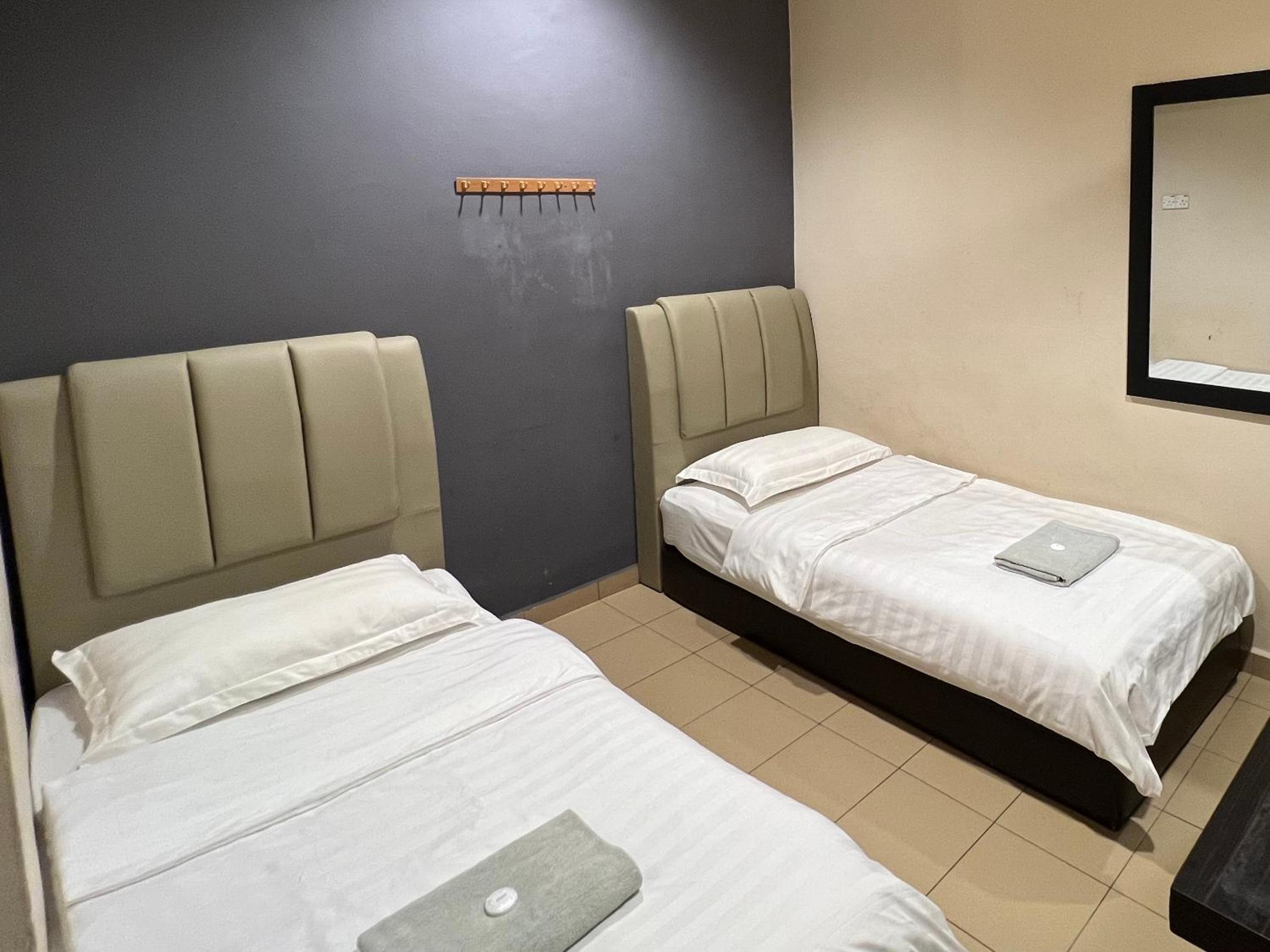 Twin Room with Bathroom - Photo 1