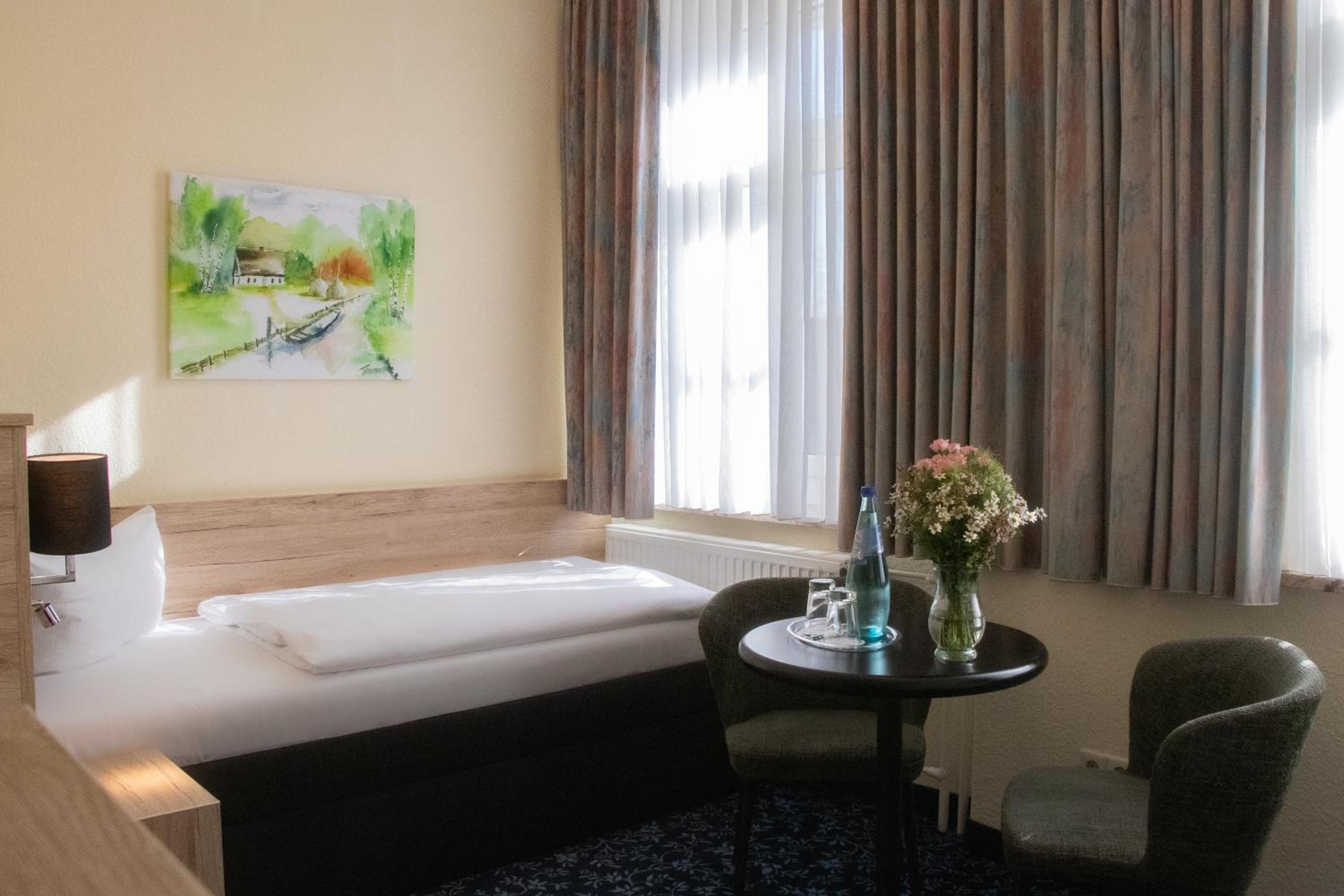 Standard Twin Room (side of the street) photo 3
