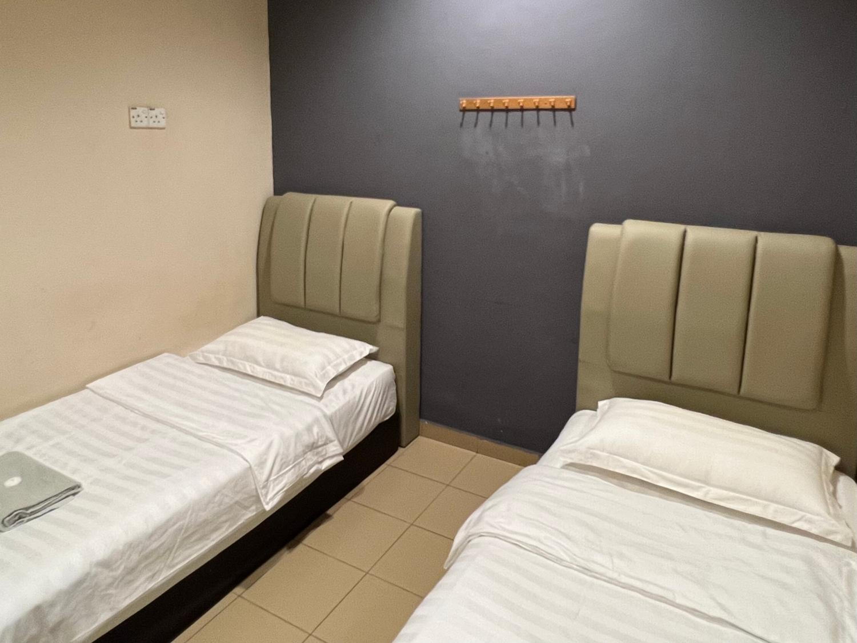 Twin Room with Bathroom - Photo 3