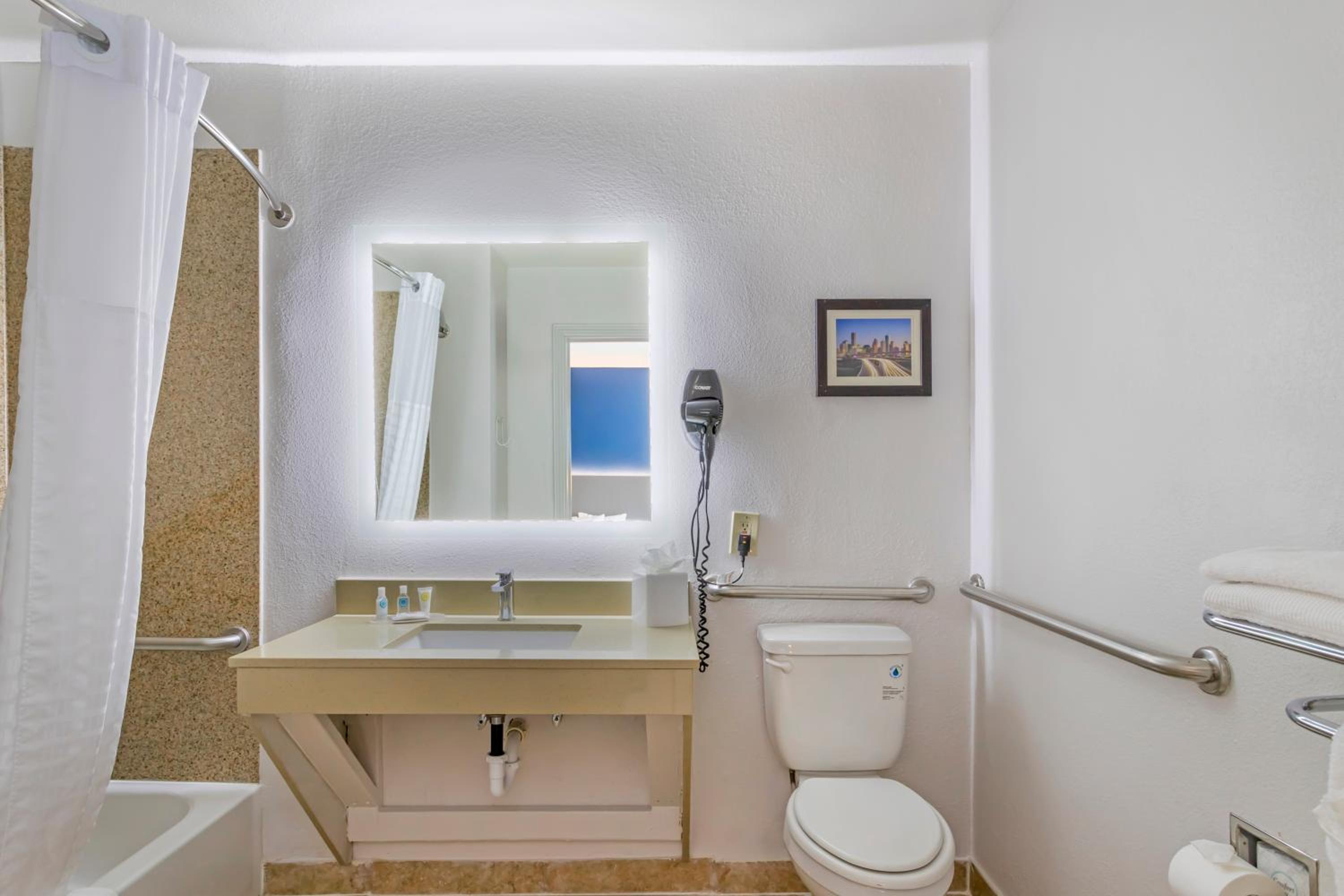 King Suite - Accessible/Non-Smoking - Photo 2