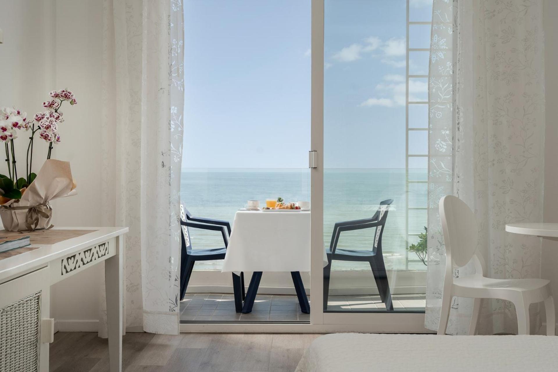 Standard Room Sea Front - Photo 3