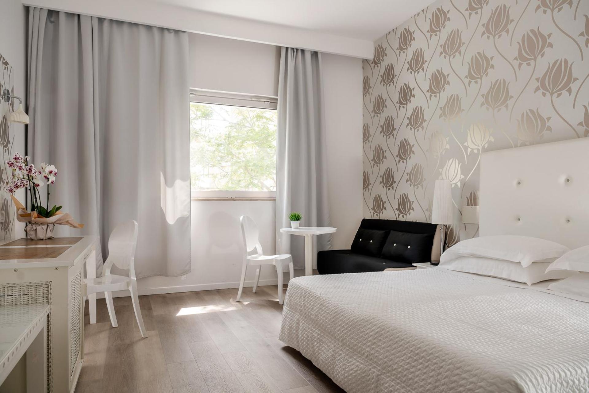 Double Room with Street View - Photo 1