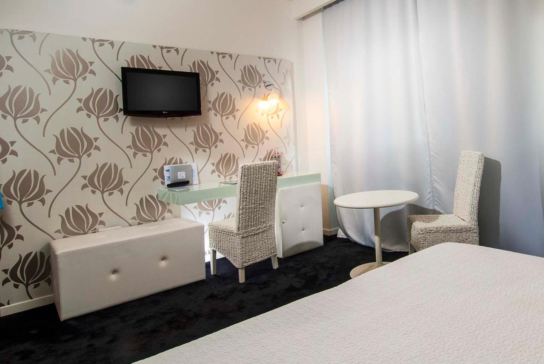 Standard Room with Street View - Photo 5