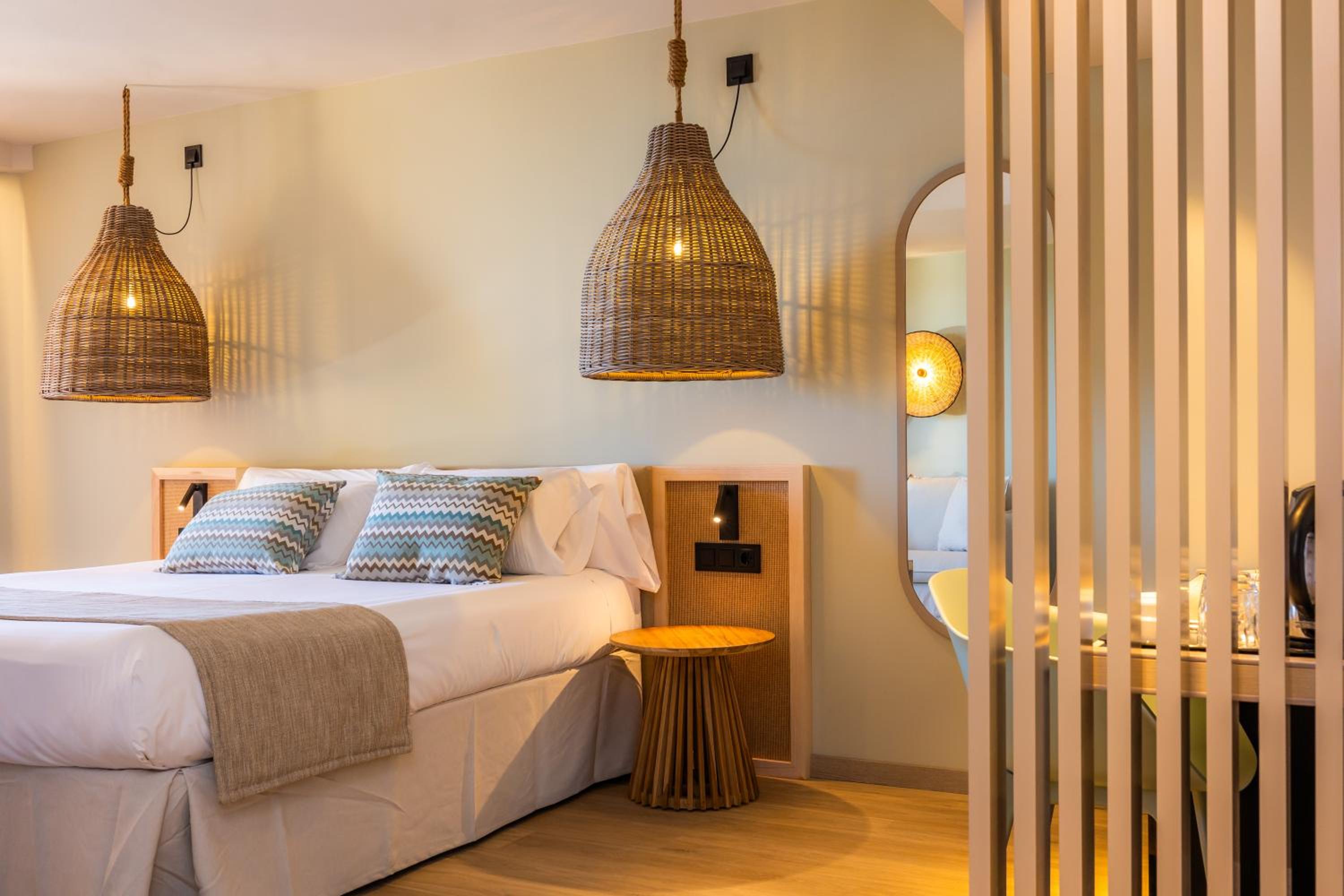 Junior Suite with Balcony thumbnail 6