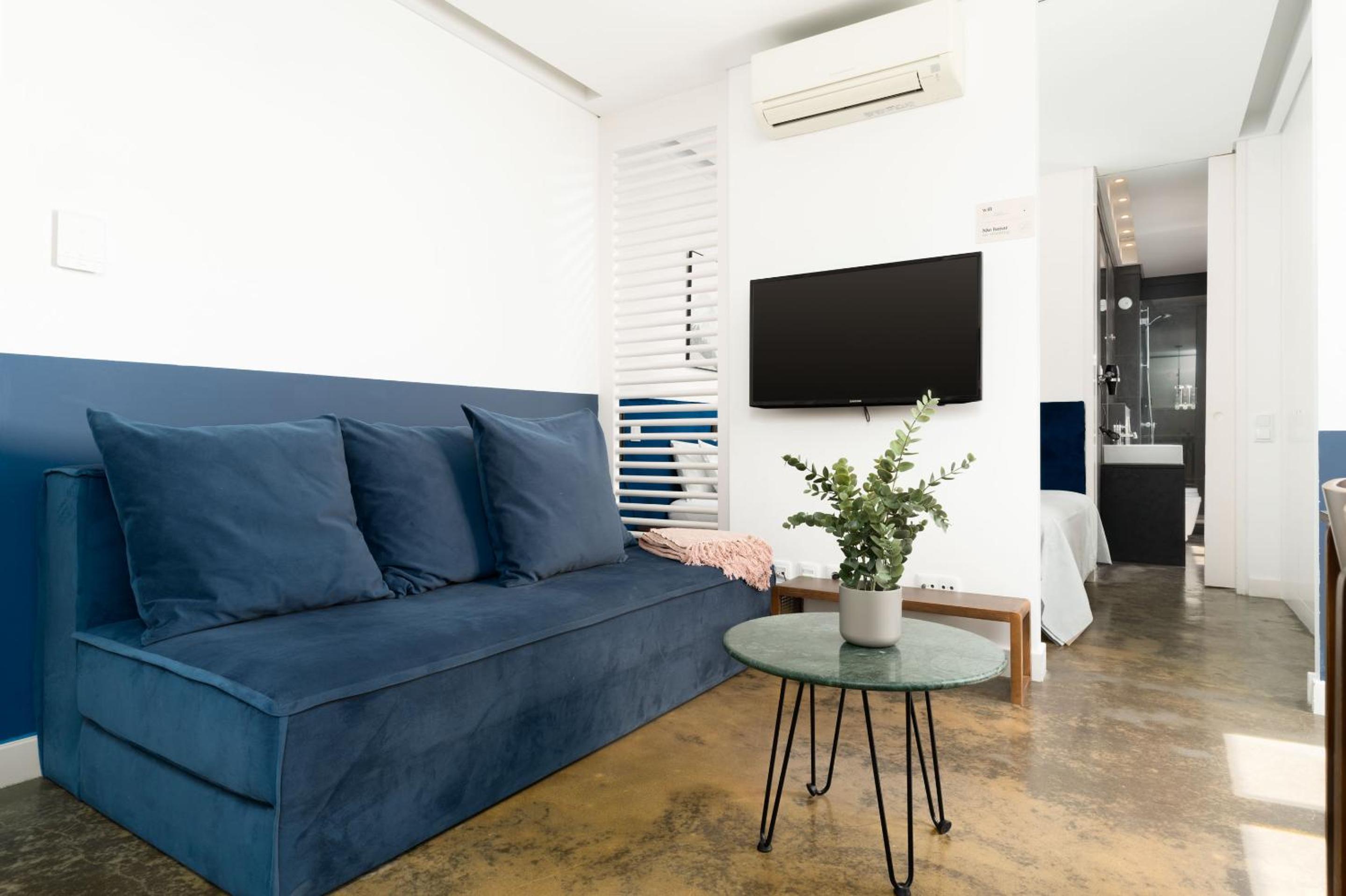 Studio with Sofa Bed - Photo 7