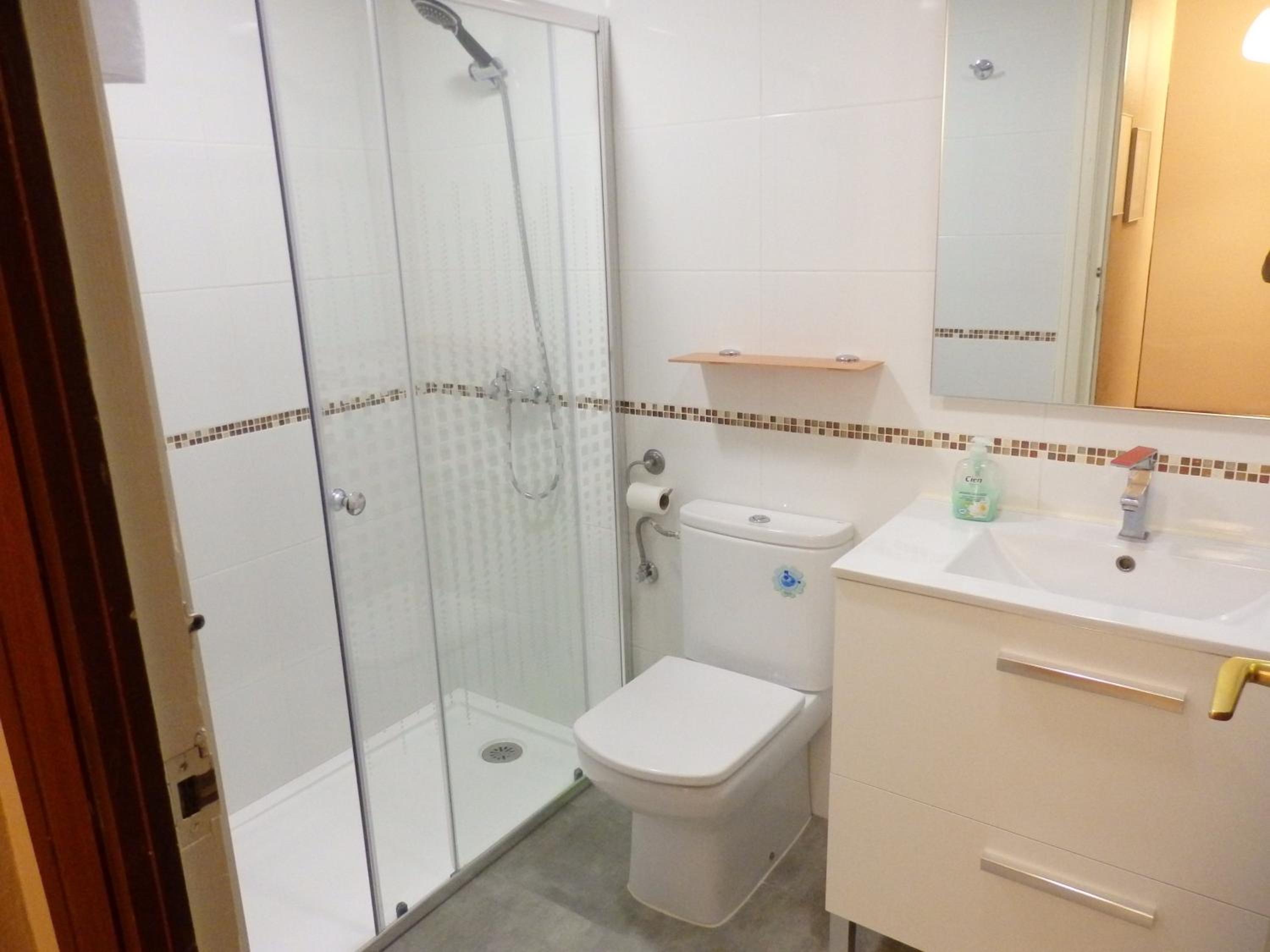 Twin Room with Private Bathroom - Photo 5
