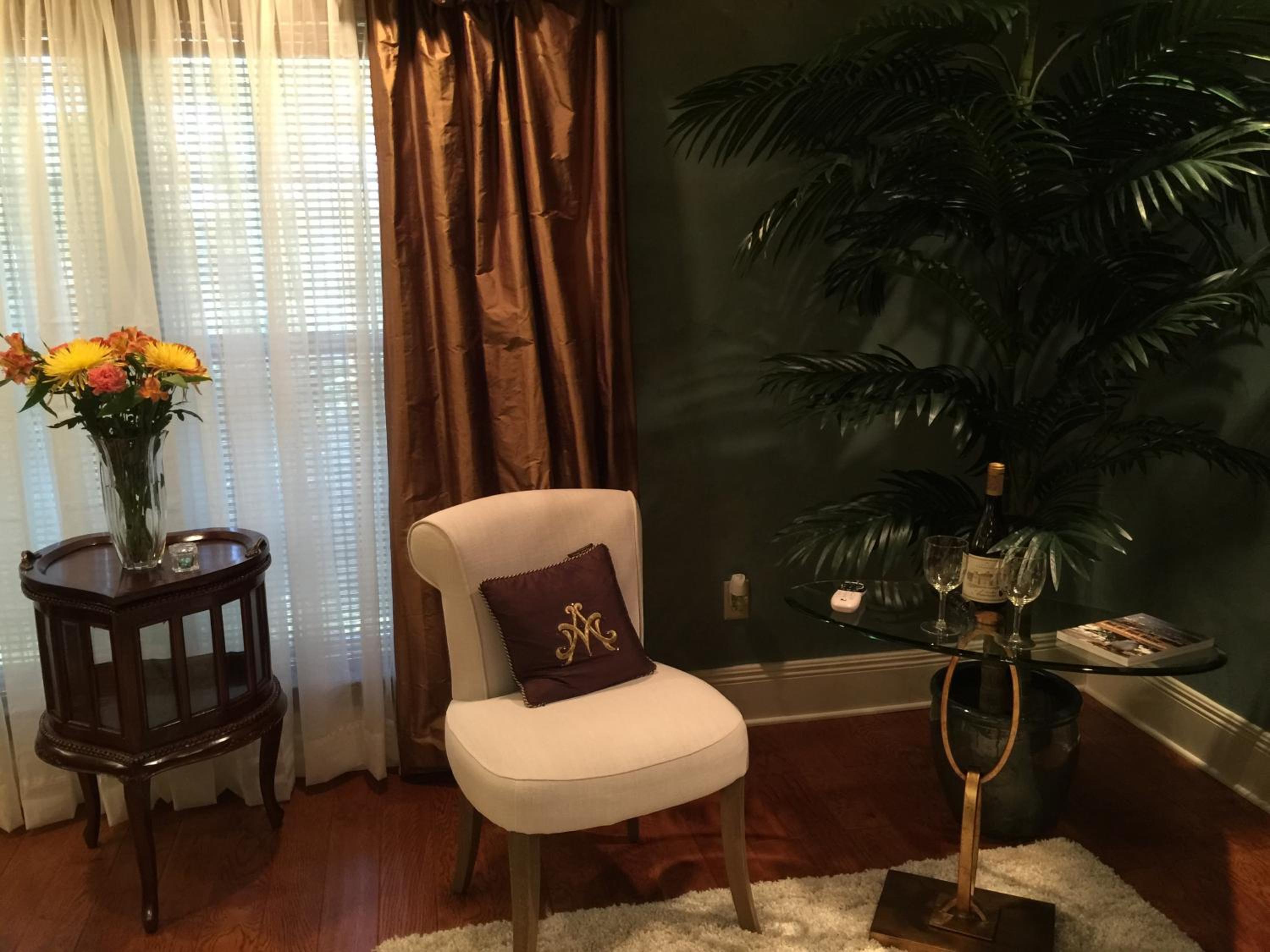 Deluxe Queen Suite photo 2