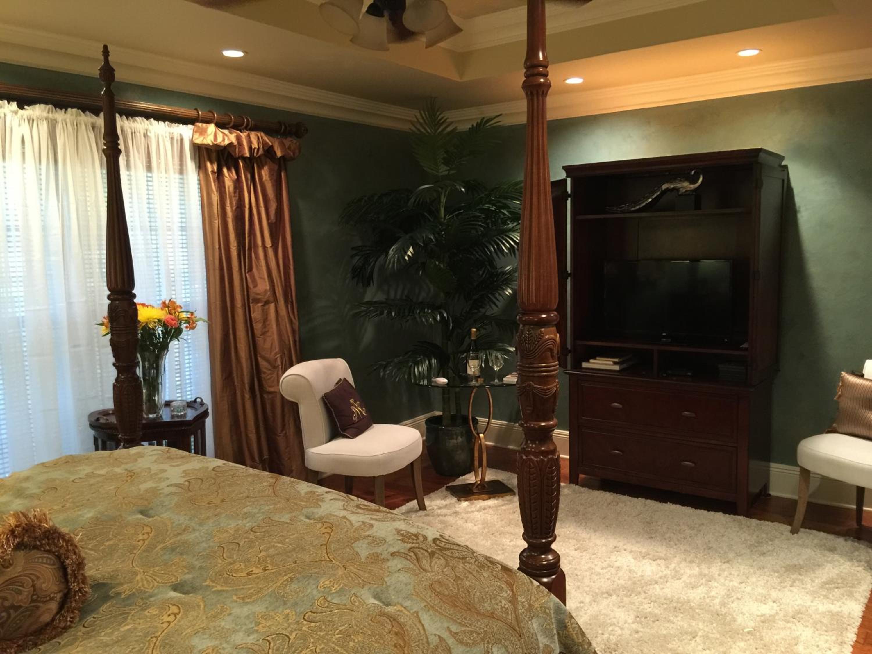 Deluxe Queen Suite photo 3