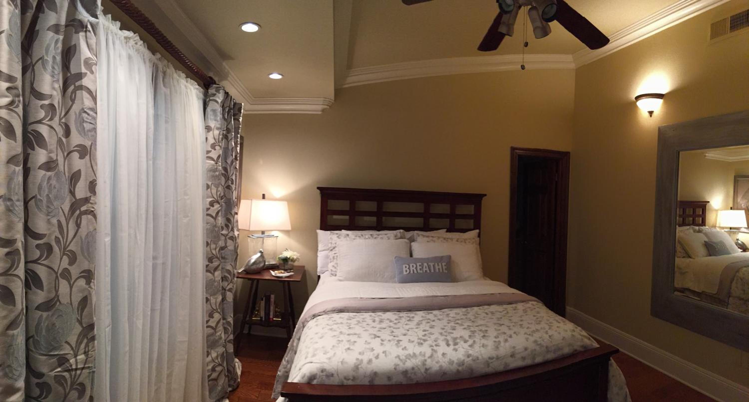 Deluxe Queen Suite photo 2