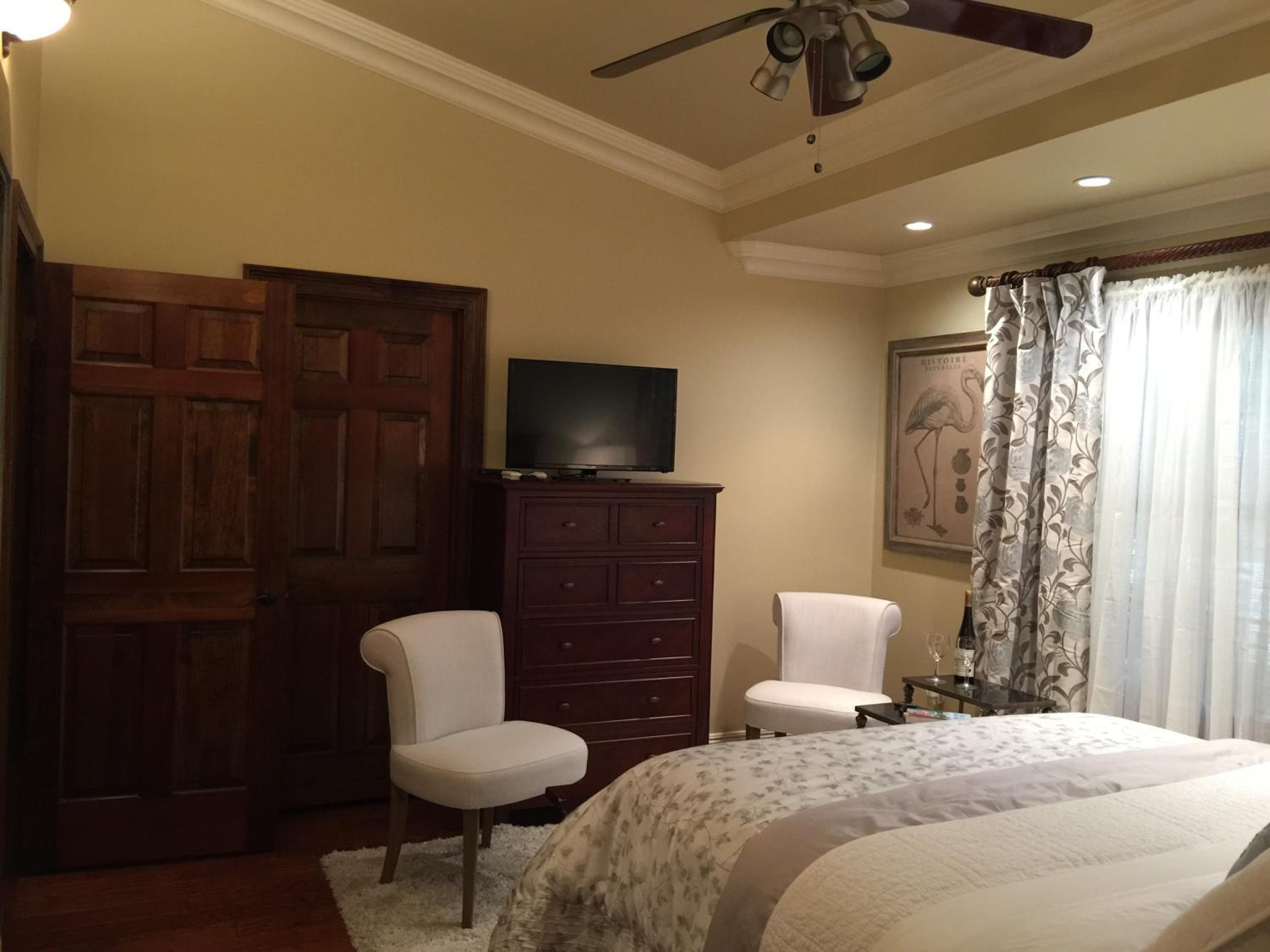 Deluxe Queen Suite photo 3