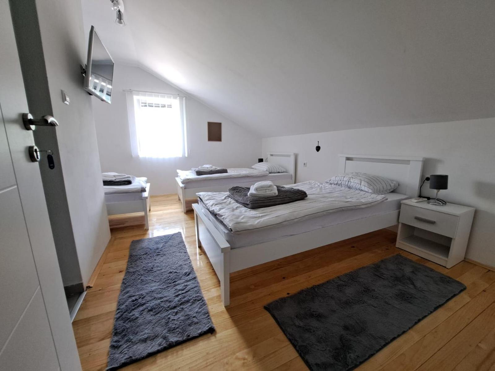 Twin Room with Extra Bed photo 1