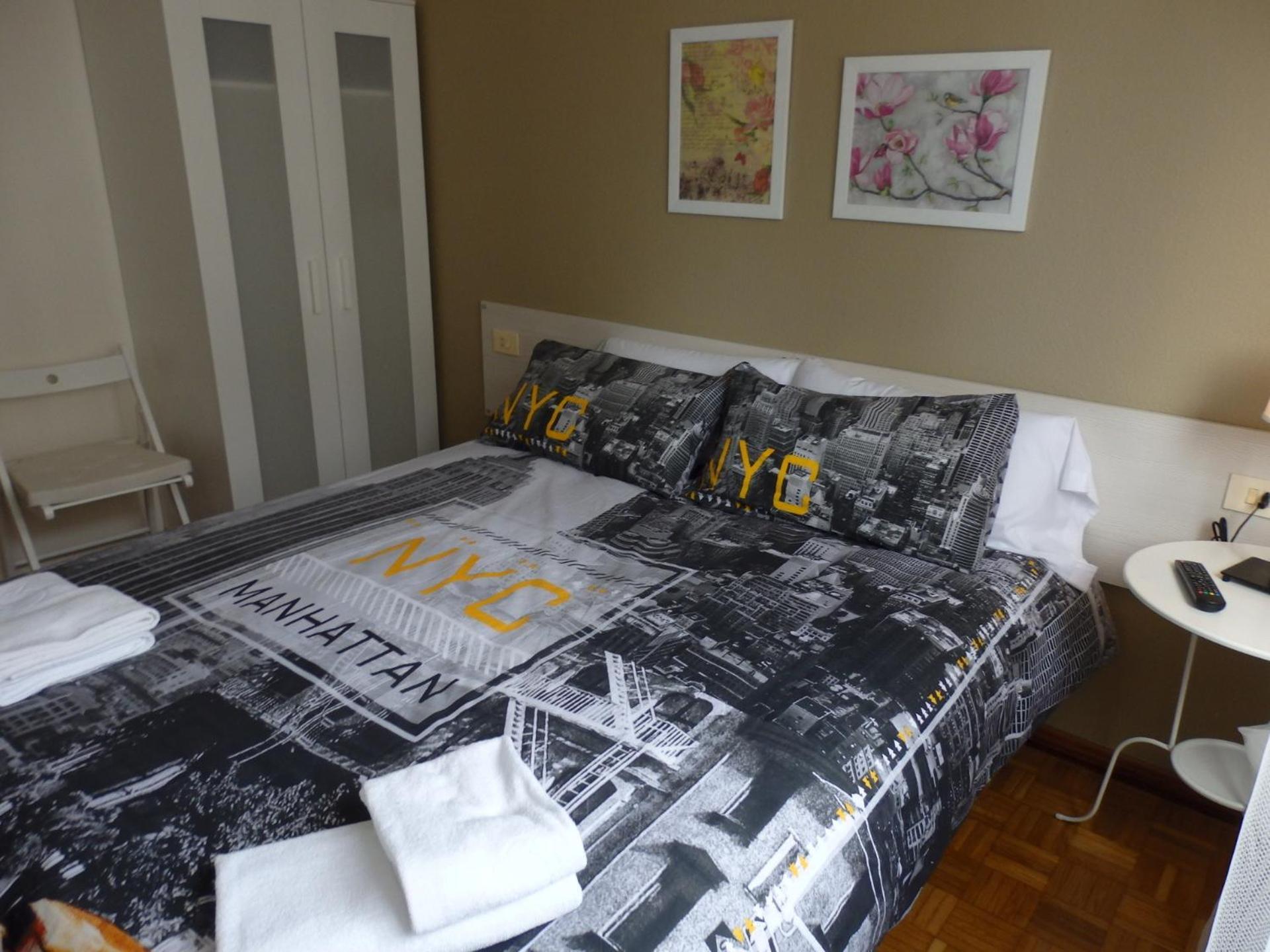 Twin Room with Private Bathroom - Photo 4