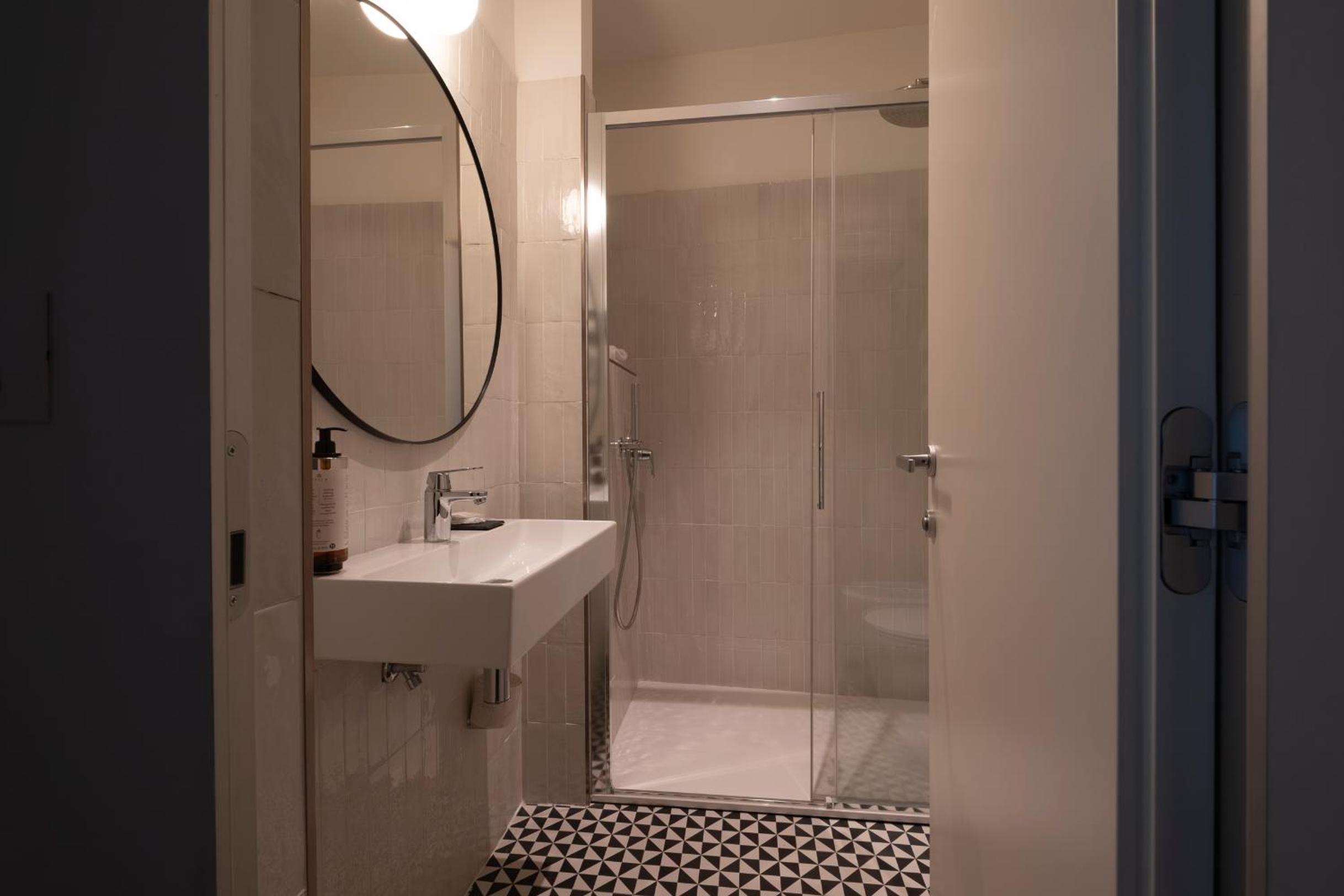 Economy Double Room - Photo 13