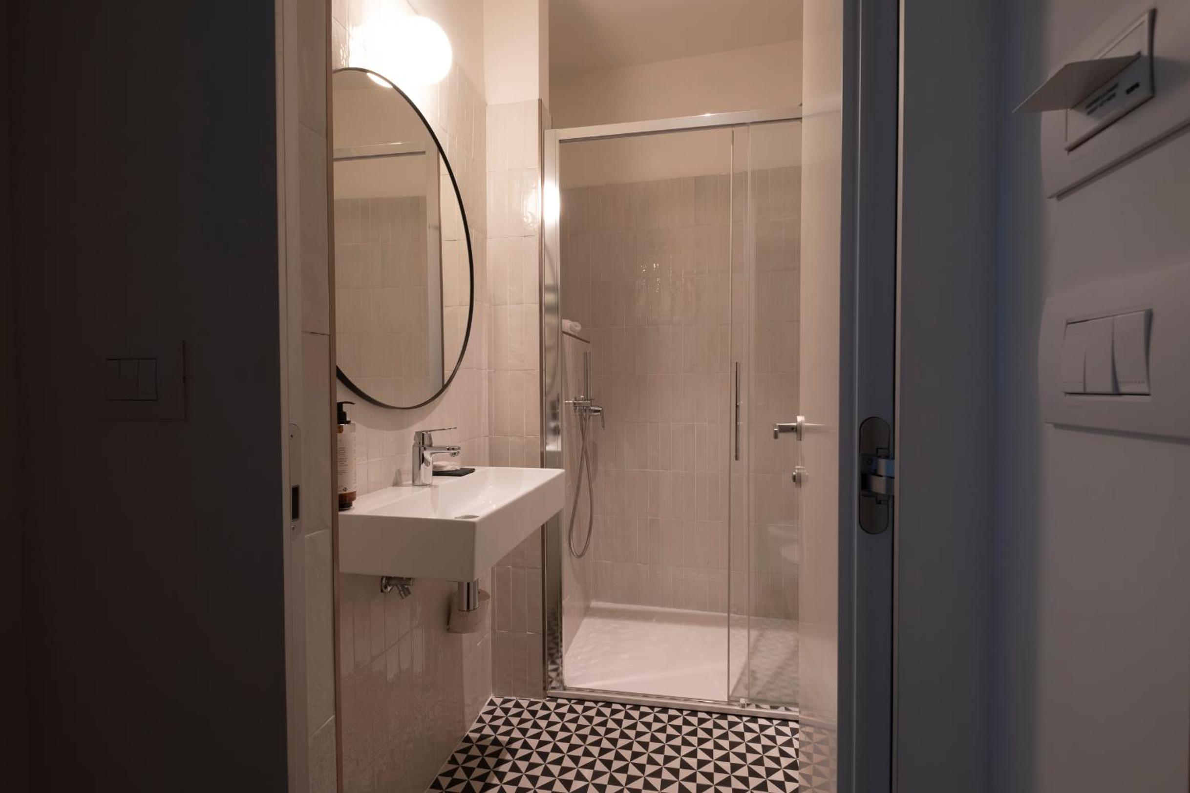 Economy Double Room - Photo 11