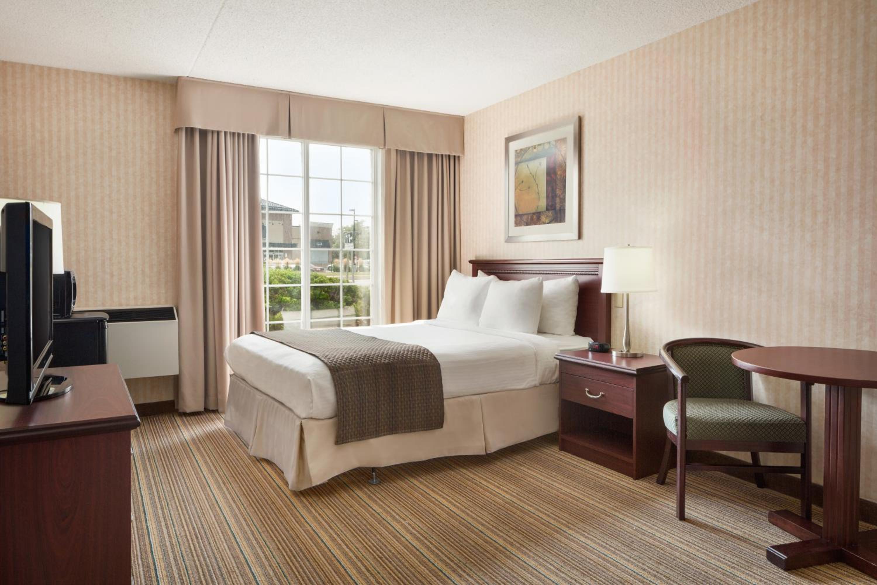Deluxe King Suite - Non-Smoking - Photo 2