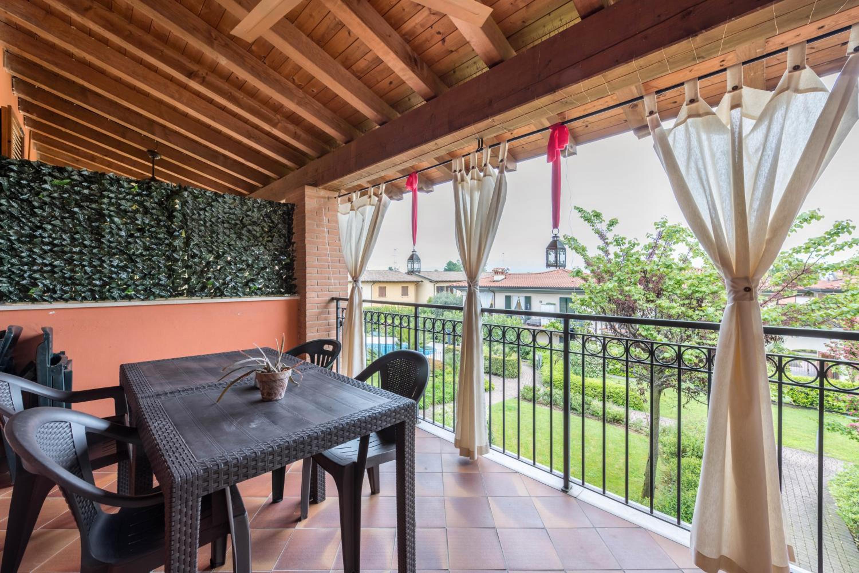 Two-Bedroom Deluxe Apartment with Garden View photo 2