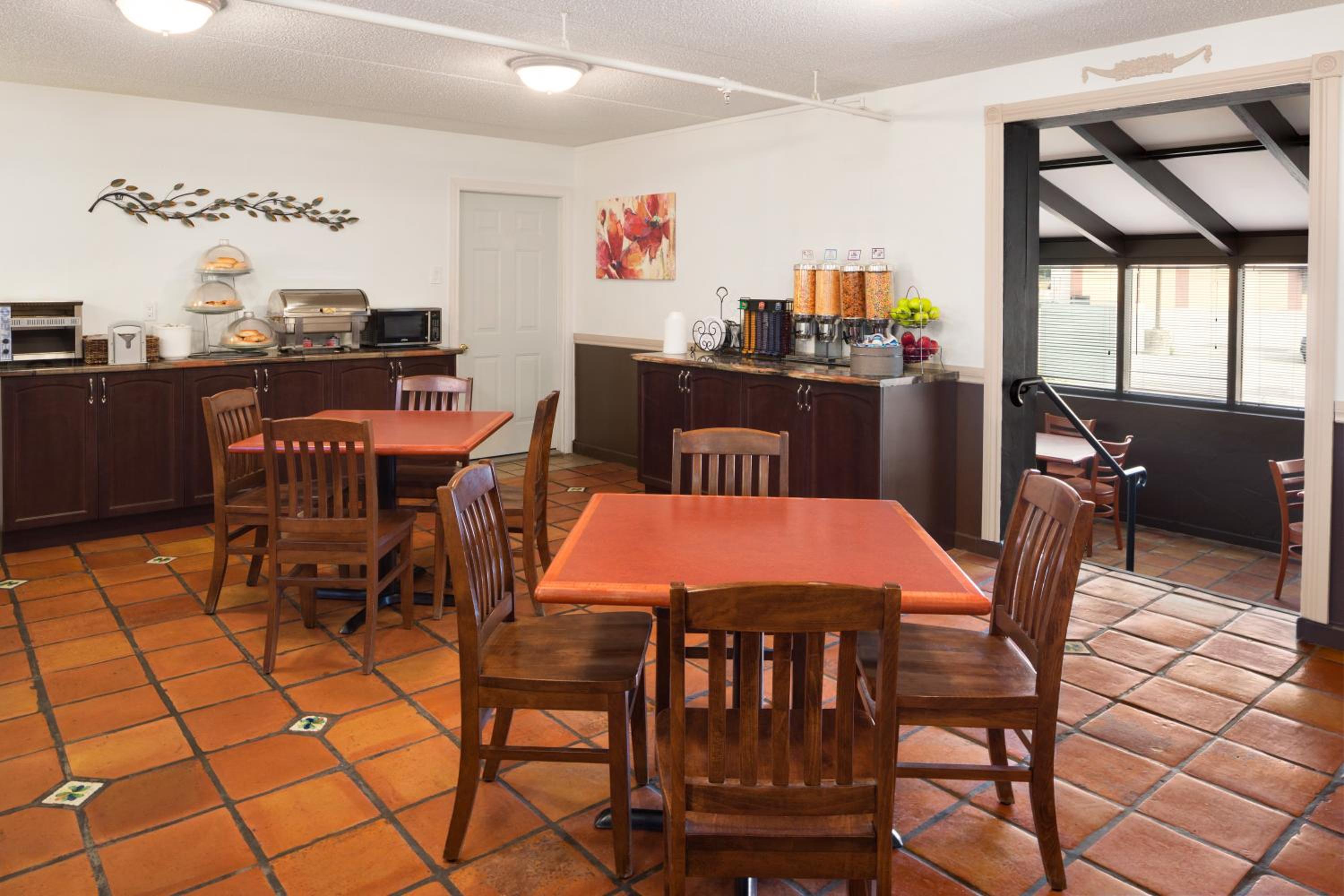 Deluxe King Suite - Non-Smoking - Photo 4