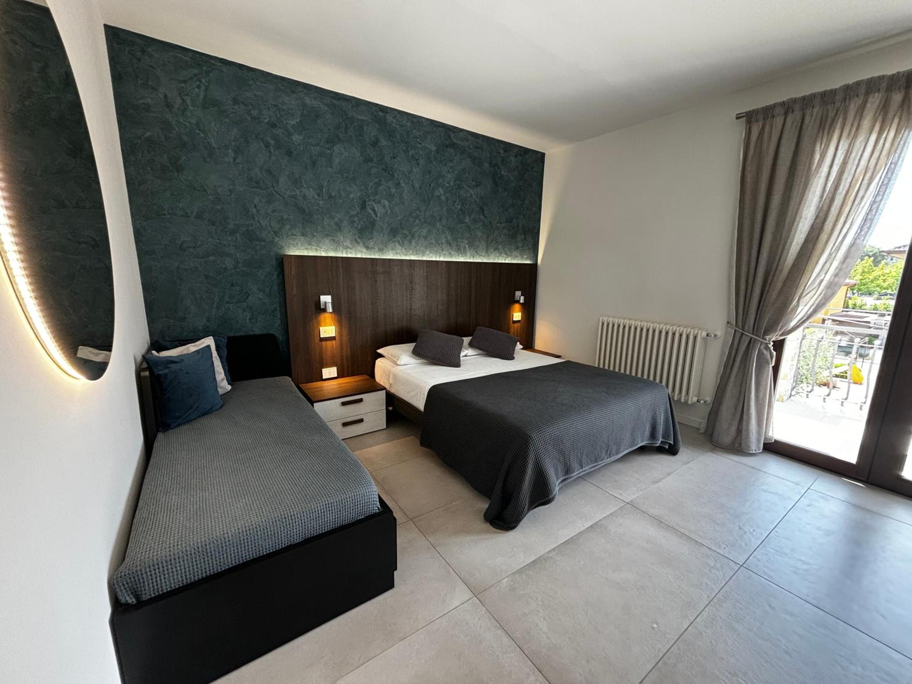 Triple Room with Private Bathroom - Photo 8