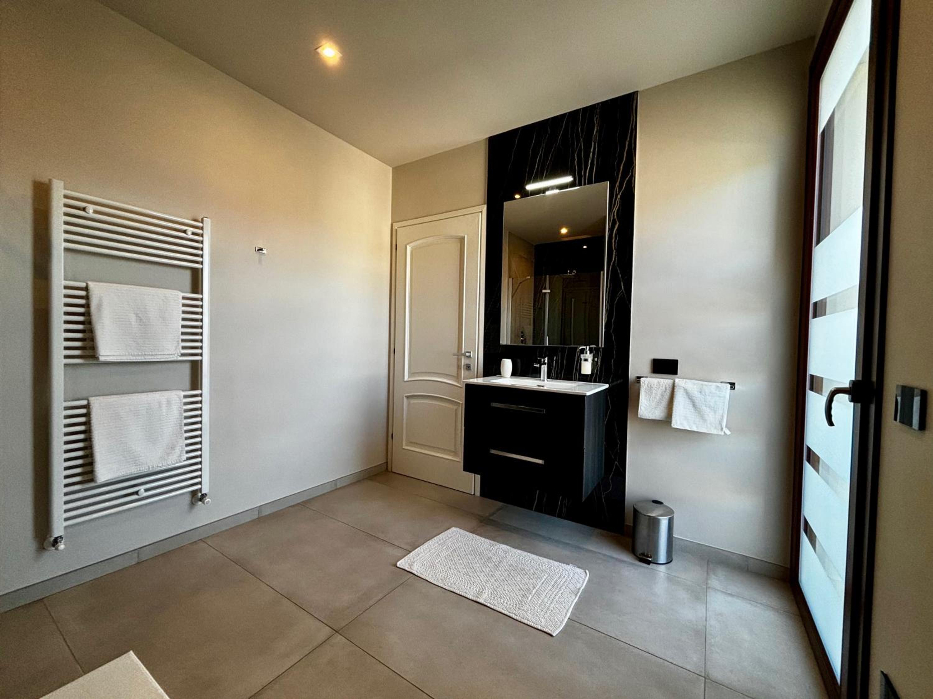 Triple Room with Private Bathroom - Photo 3