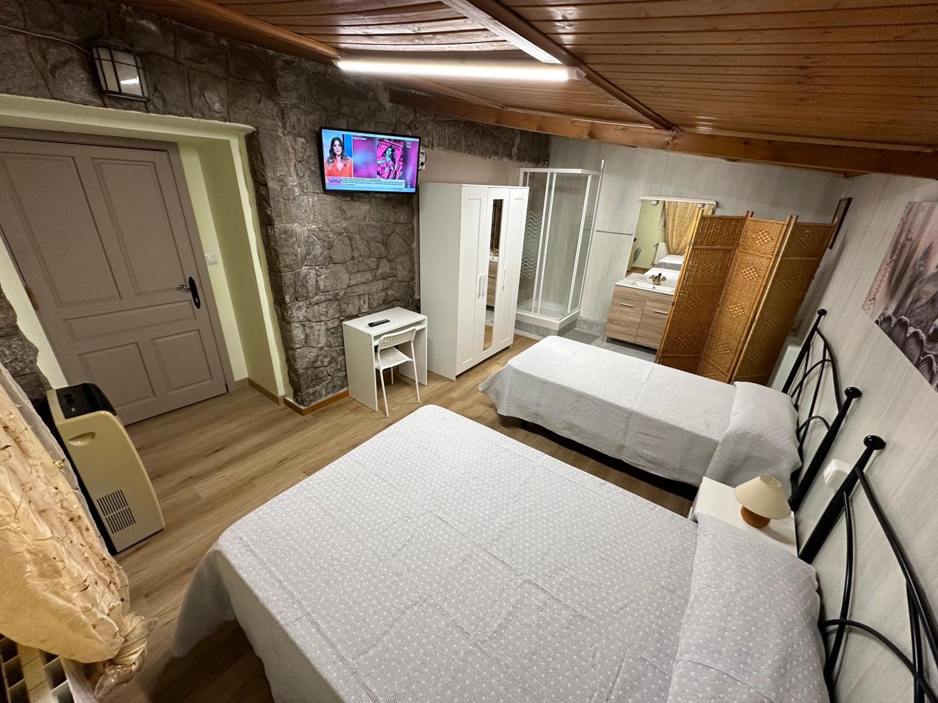 Habitación triple con ducha