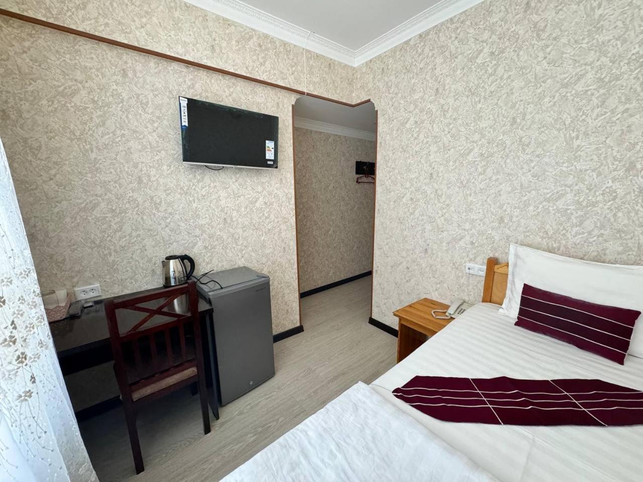 Single Room with Private Bathroom photo 2