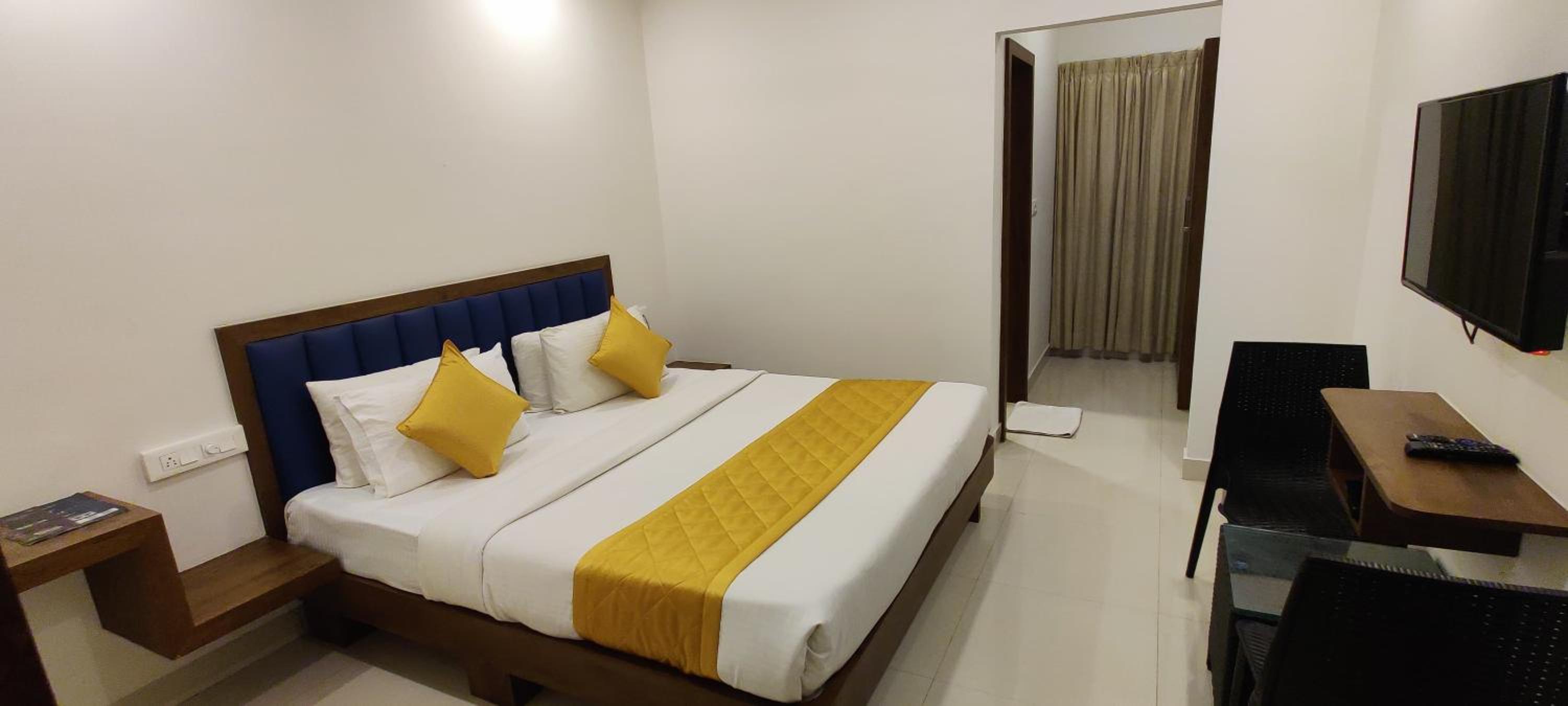 Deluxe King Room - Photo 1