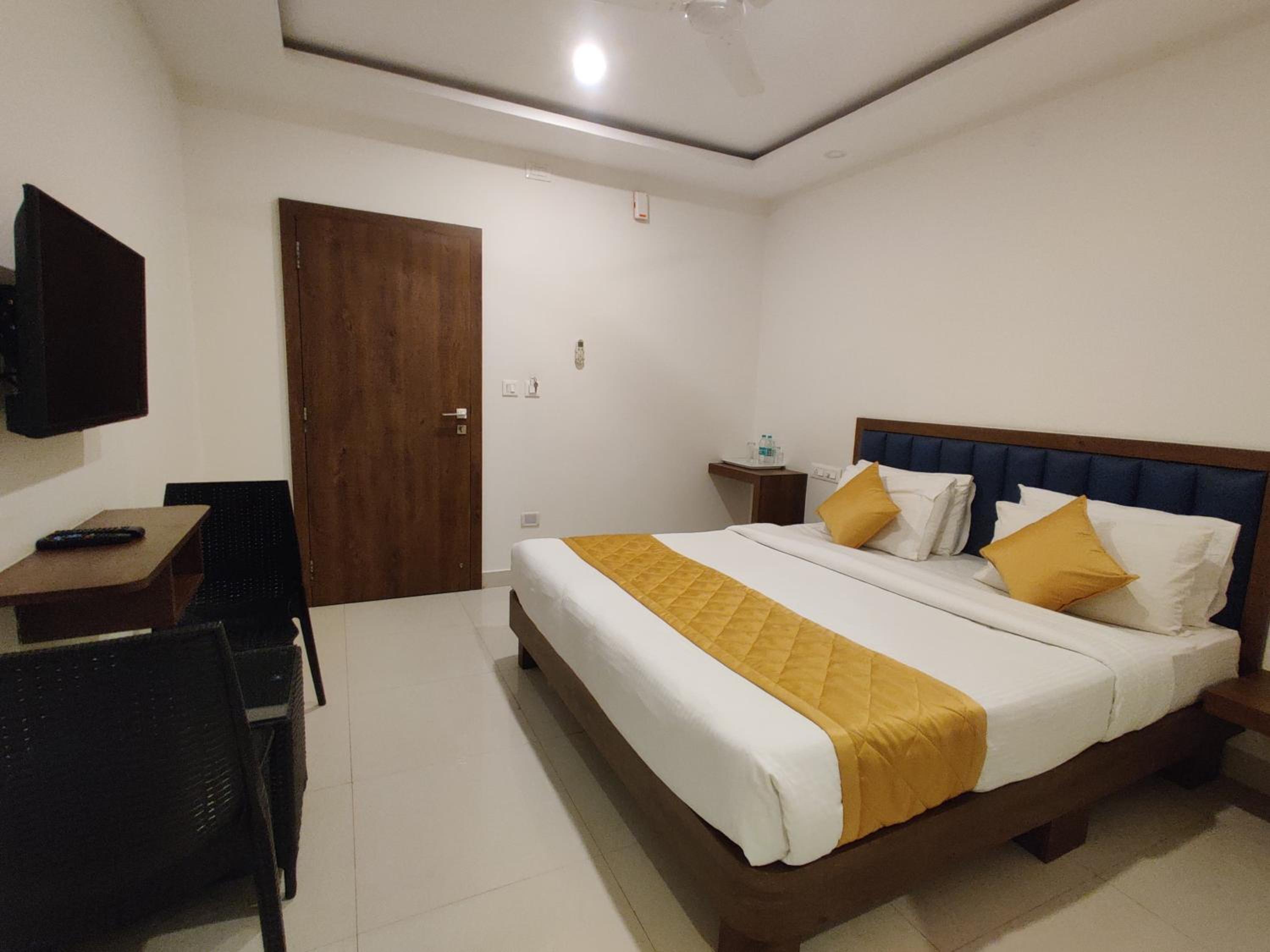 Deluxe King Room - Photo 3