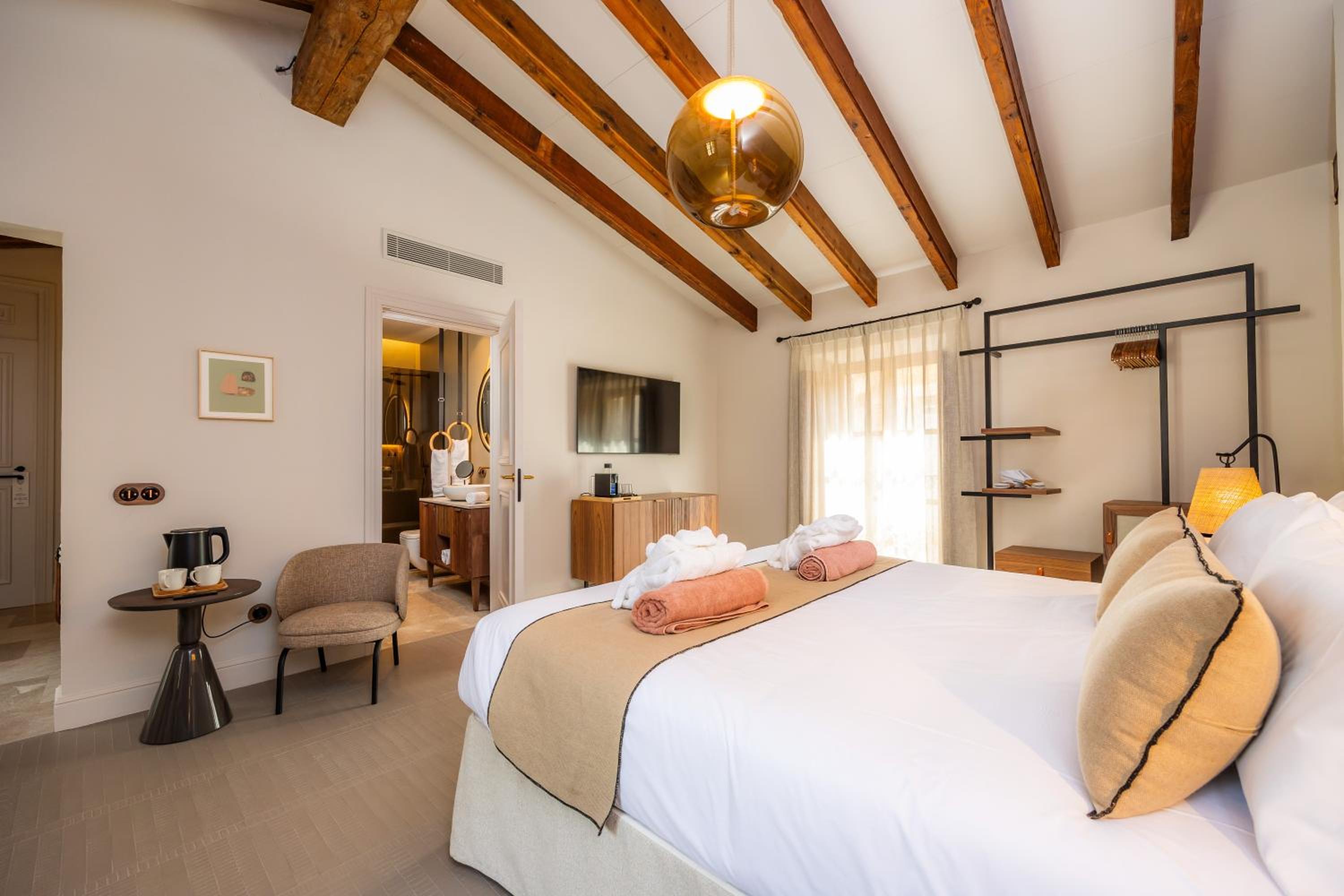 Suite Junior con vista a la piscina