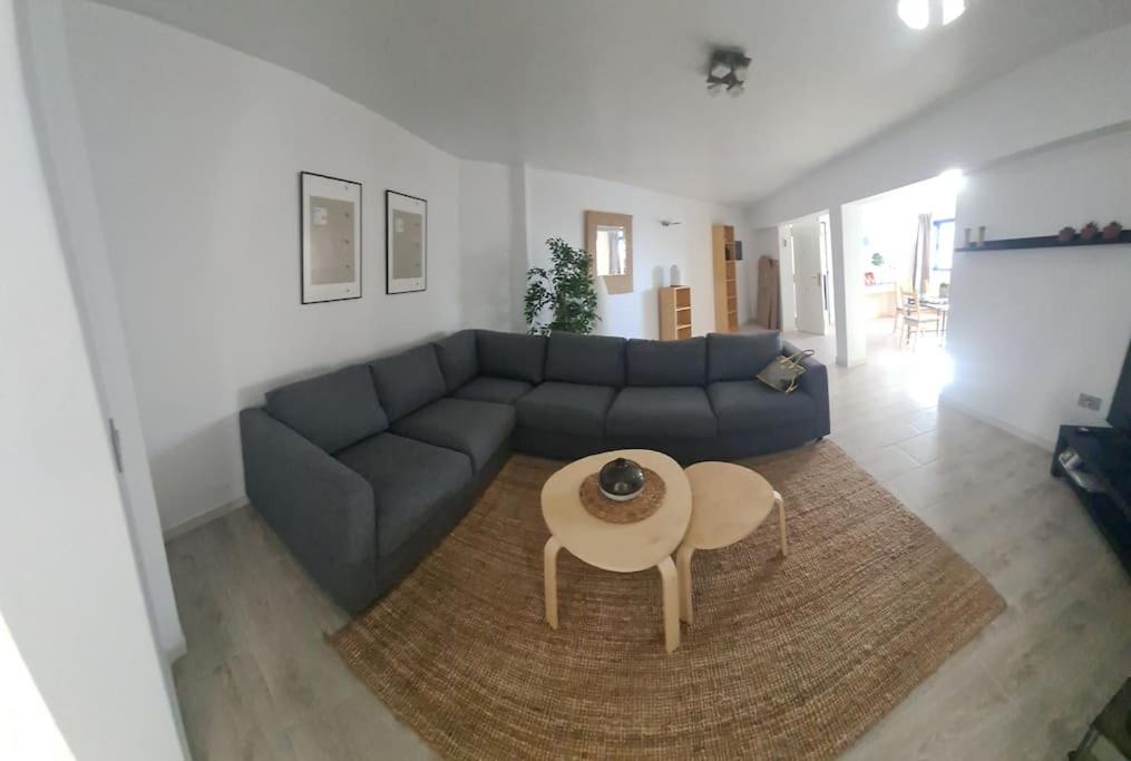 Apartamento de tres dormitorios con vista al agua