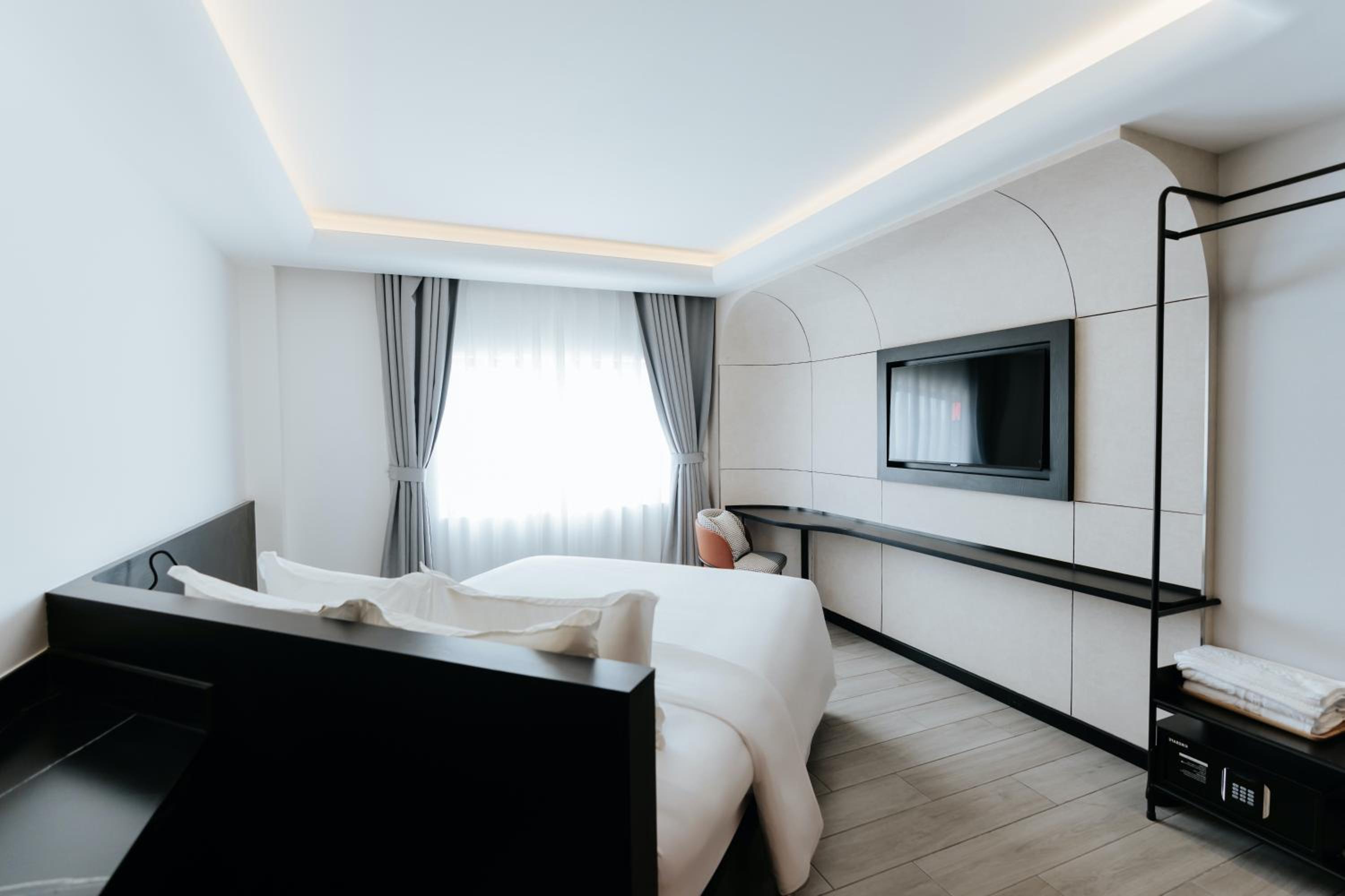 Queen Suite photo 1