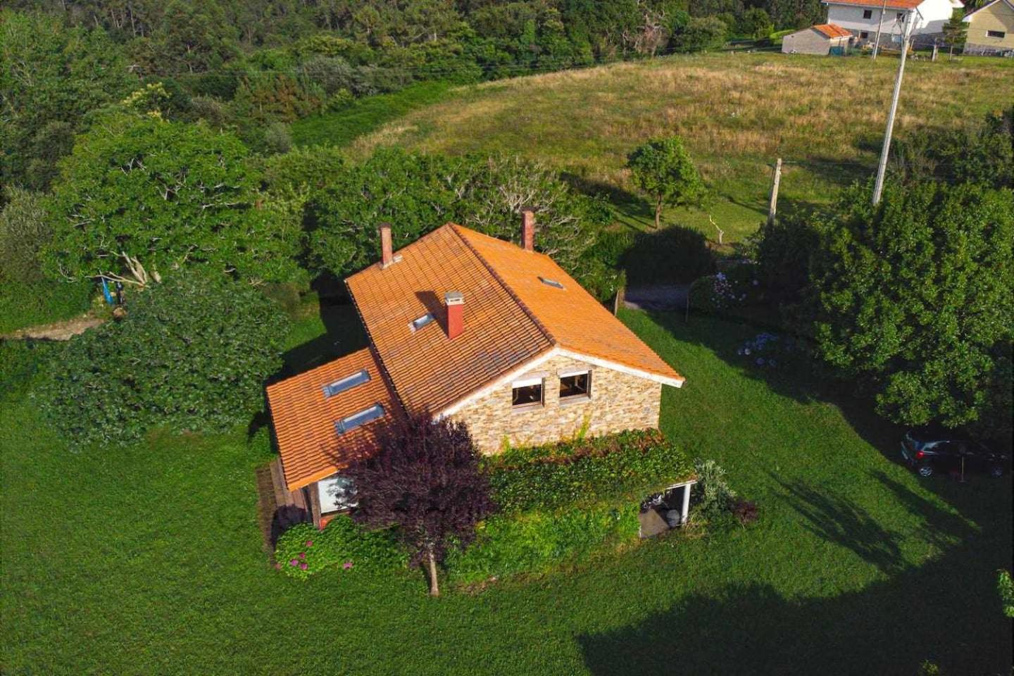 Five-Bedroom House photo 2