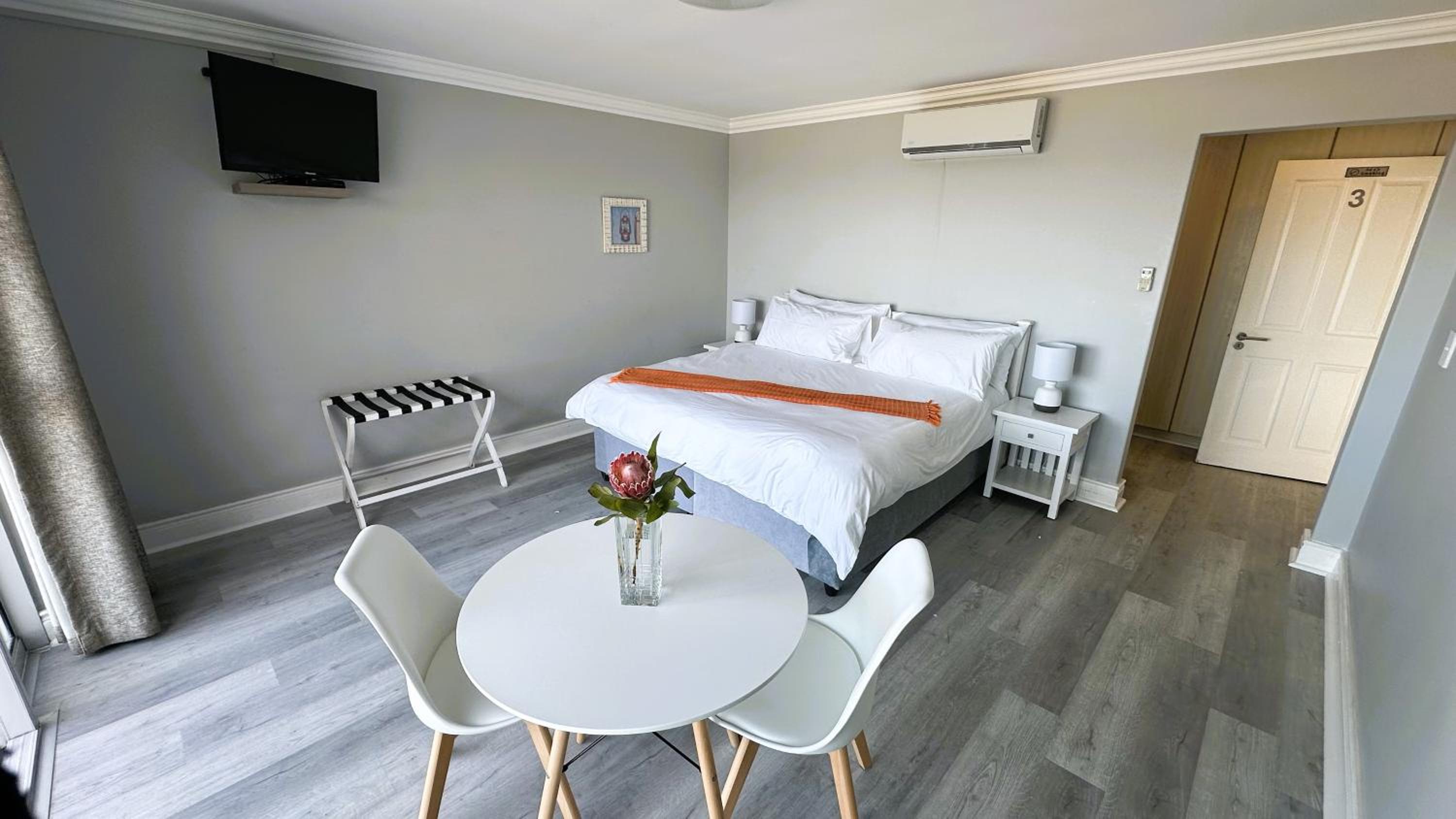 Standard King Room - Photo 7