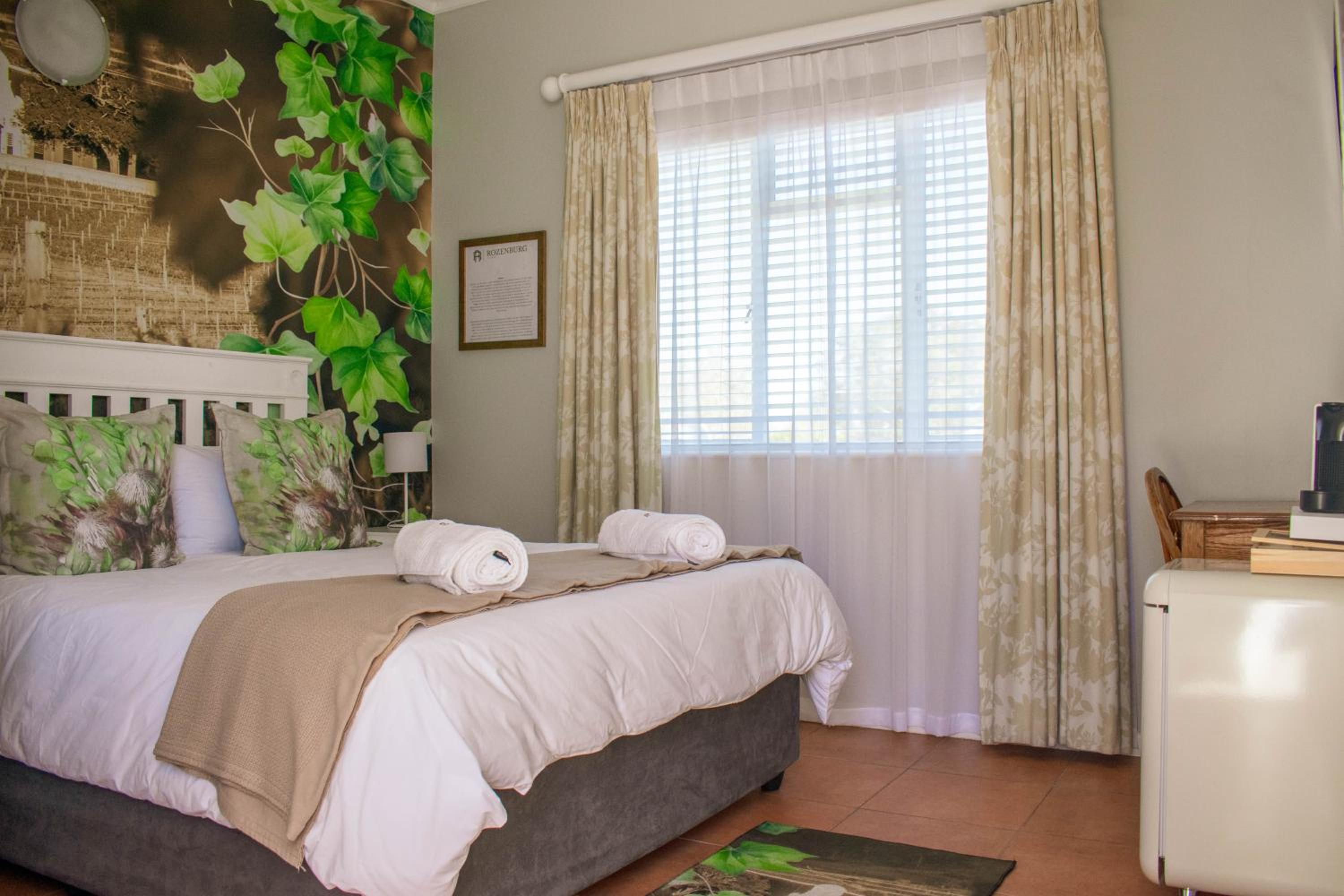 Petite Queen Room