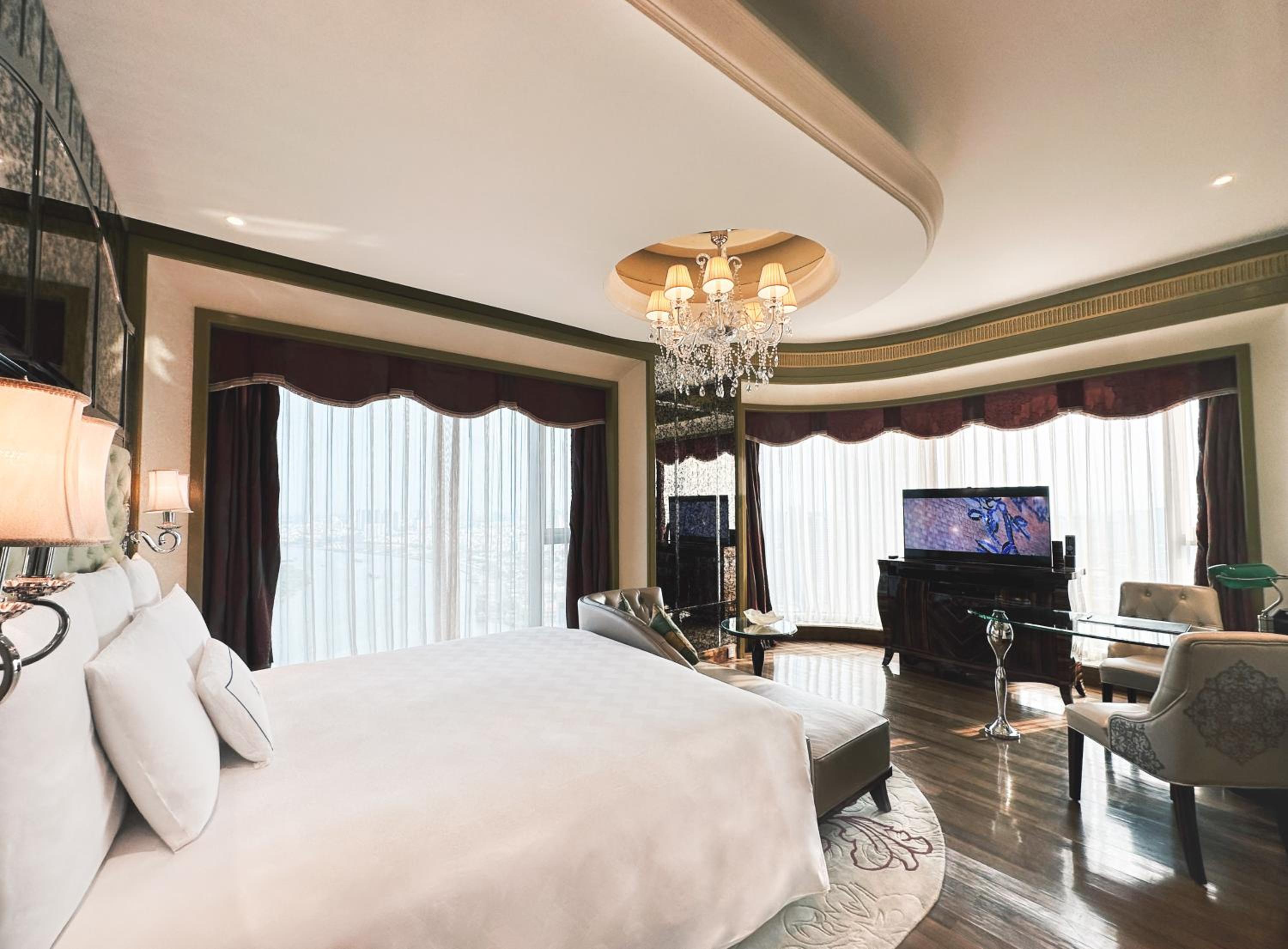 Grand Deluxe King with Firework View