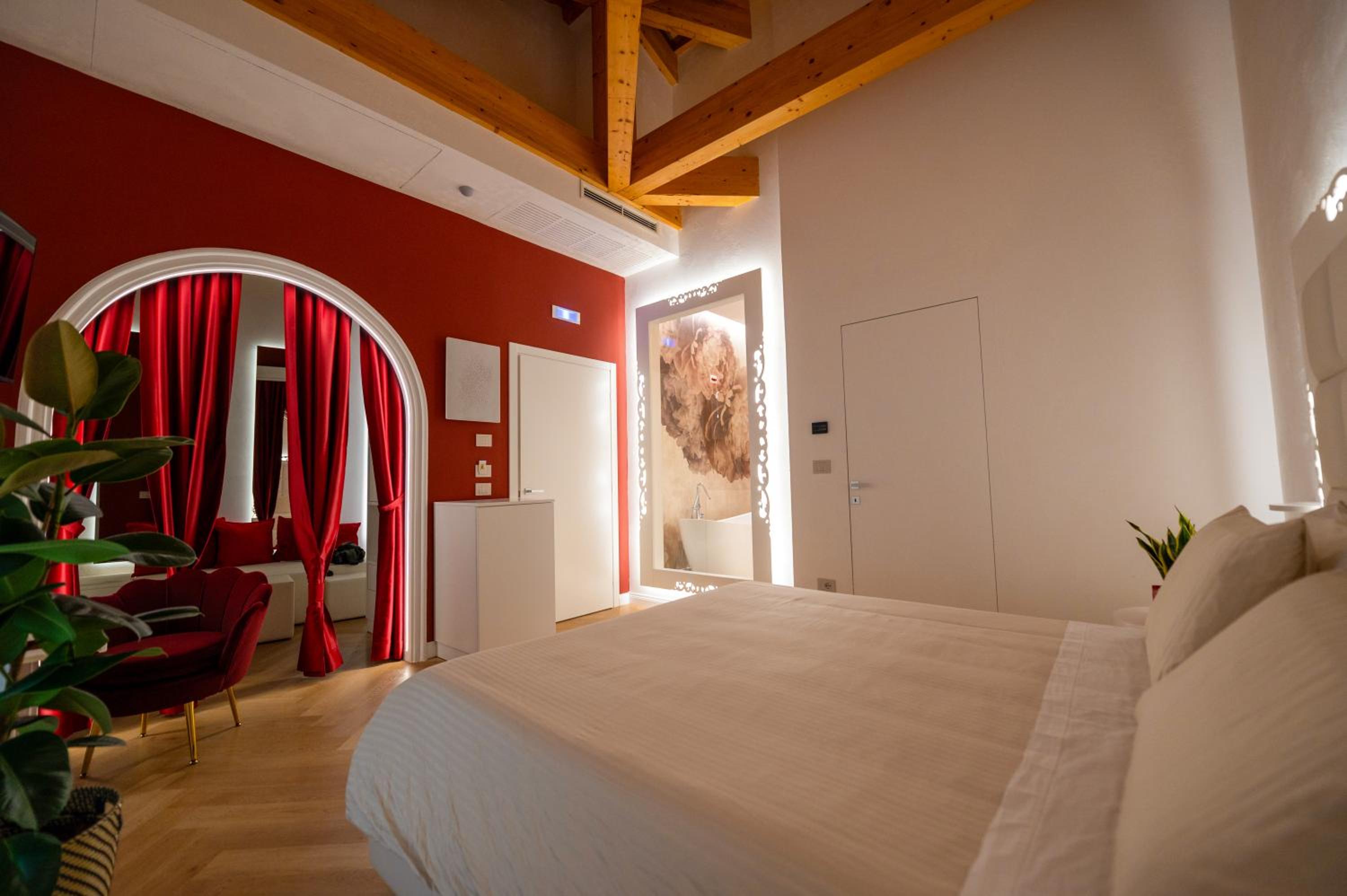 Deluxe King Room photo 2
