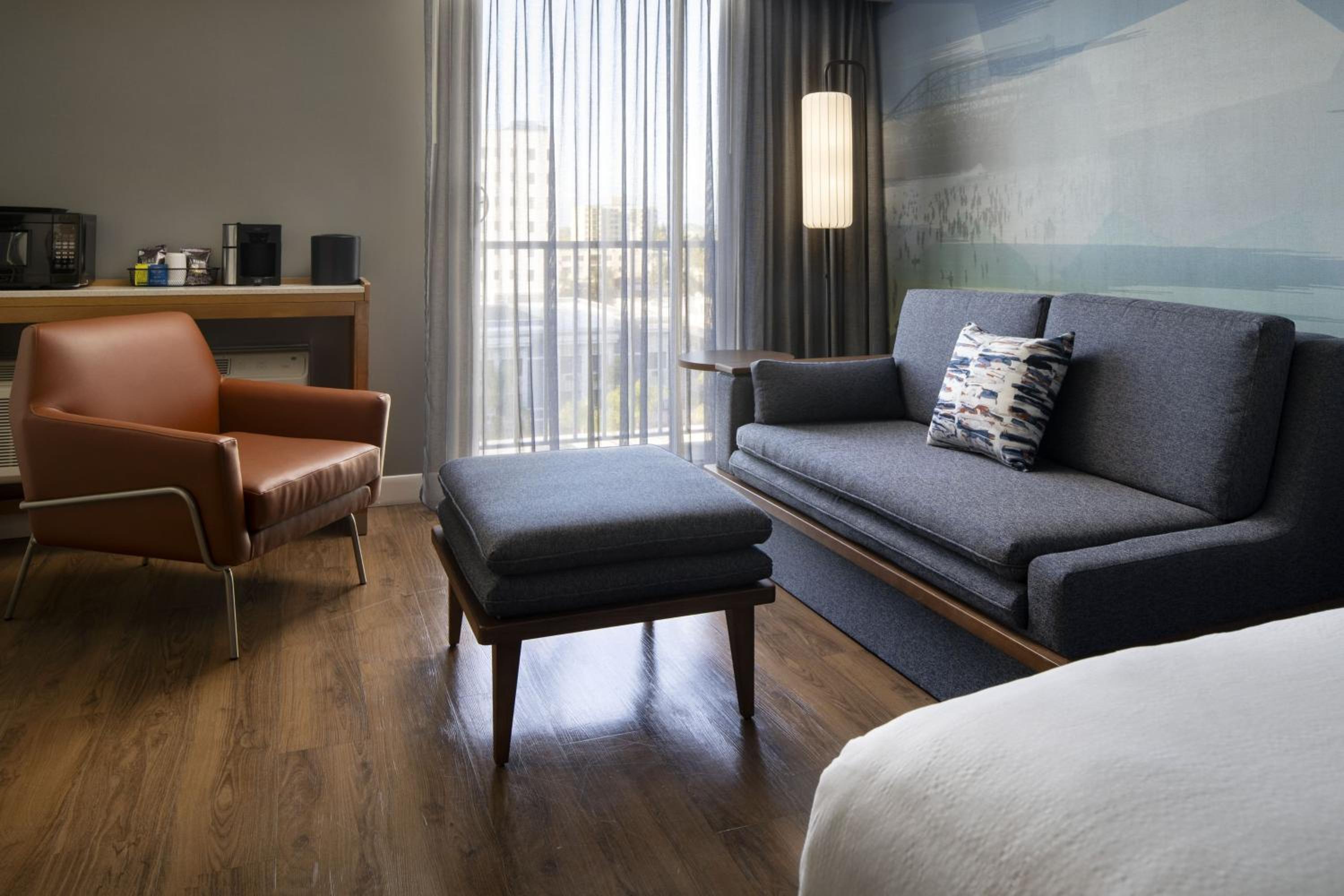 King Room with Balcony - Photo 6
