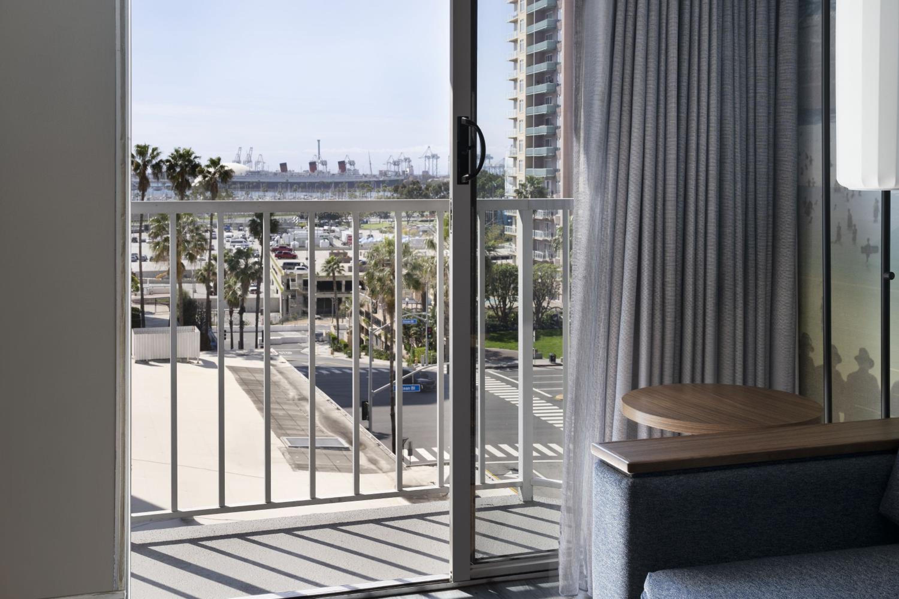 Deluxe King Room with Sofa Bed and Harbor View - Photo 7