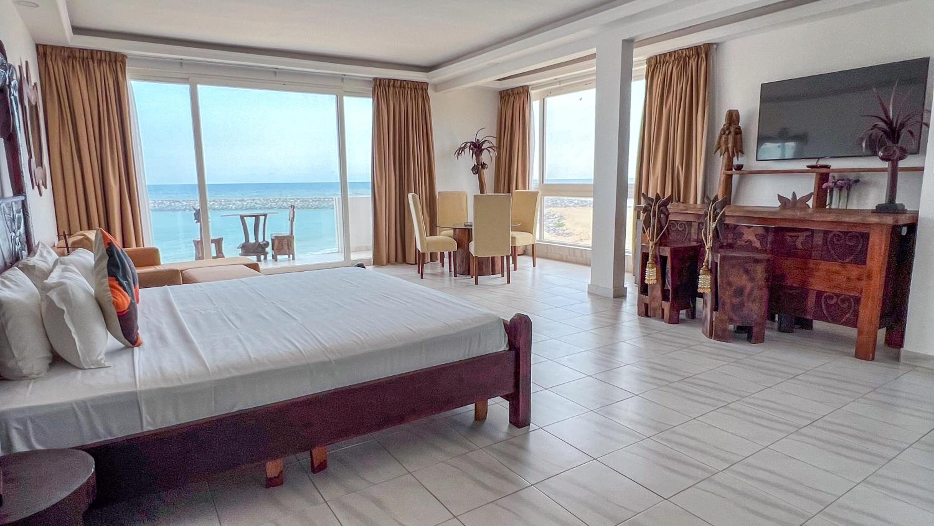 Deluxe Suite with Sea View photo 3