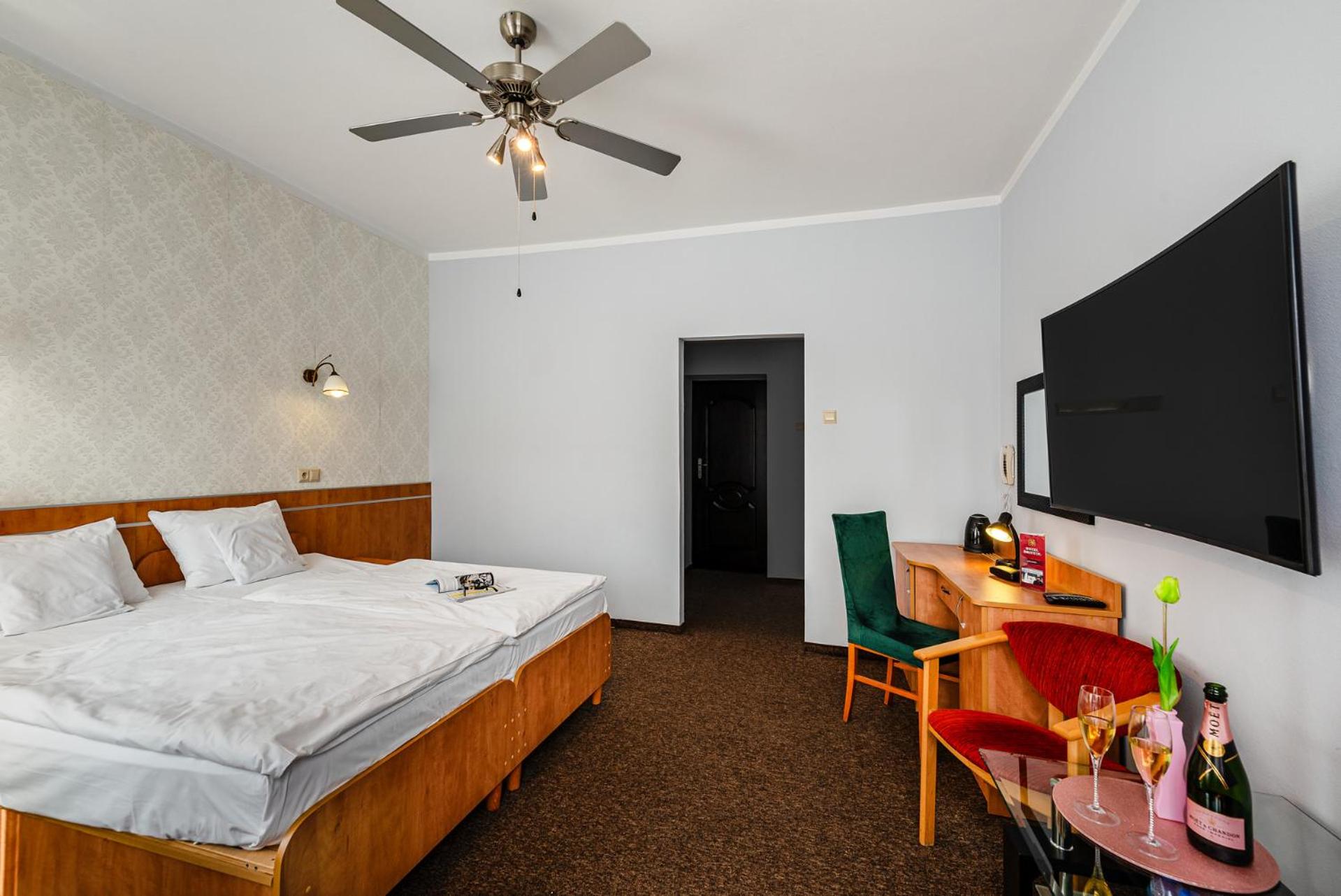 Double or Twin Room - Photo 8