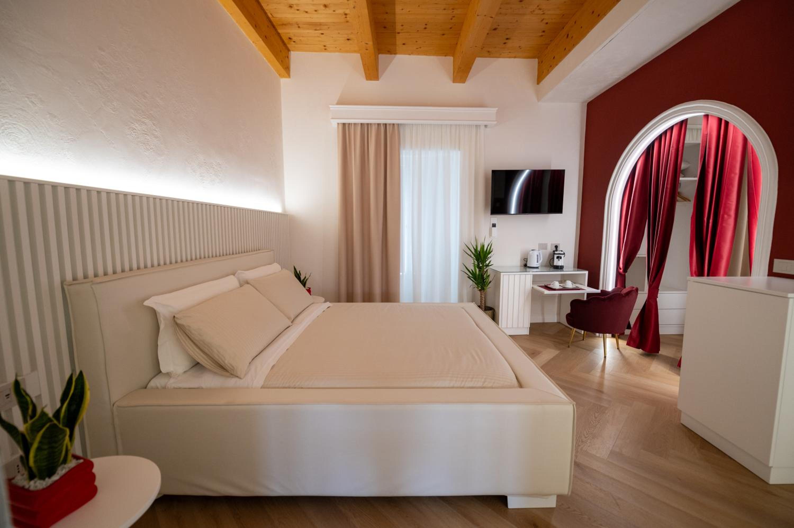 Deluxe Queen Room photo 2