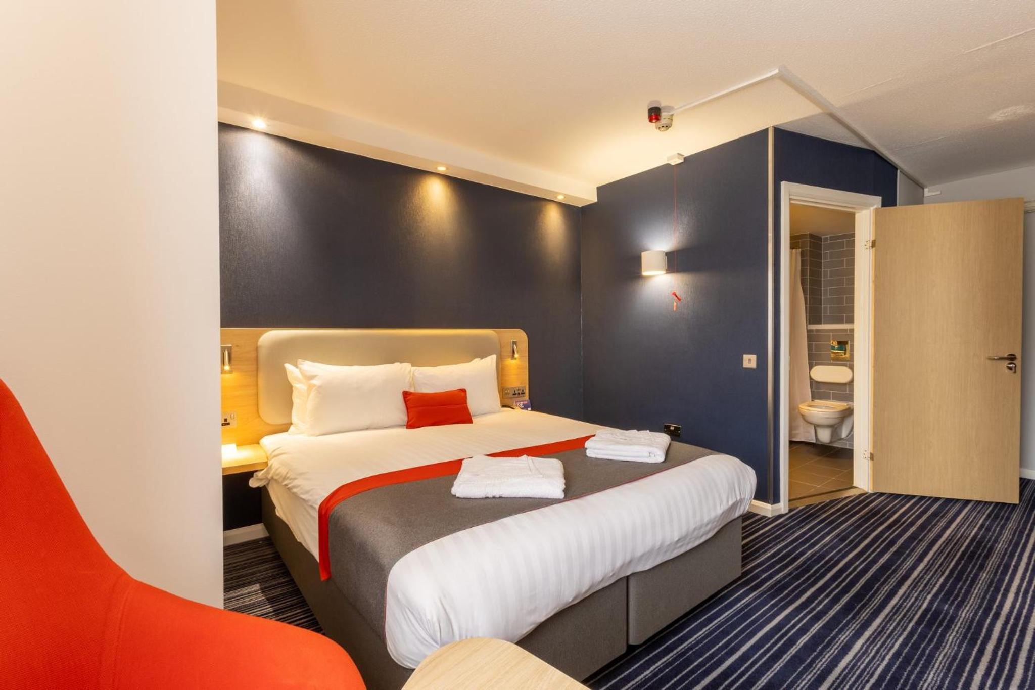 Double Room with Free Hot Breakfast - Accessible photo 3