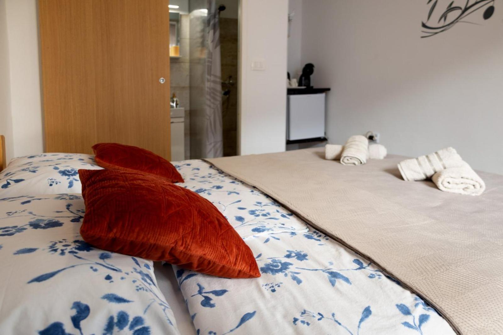 Double Room with Private Bathroom - Photo 2
