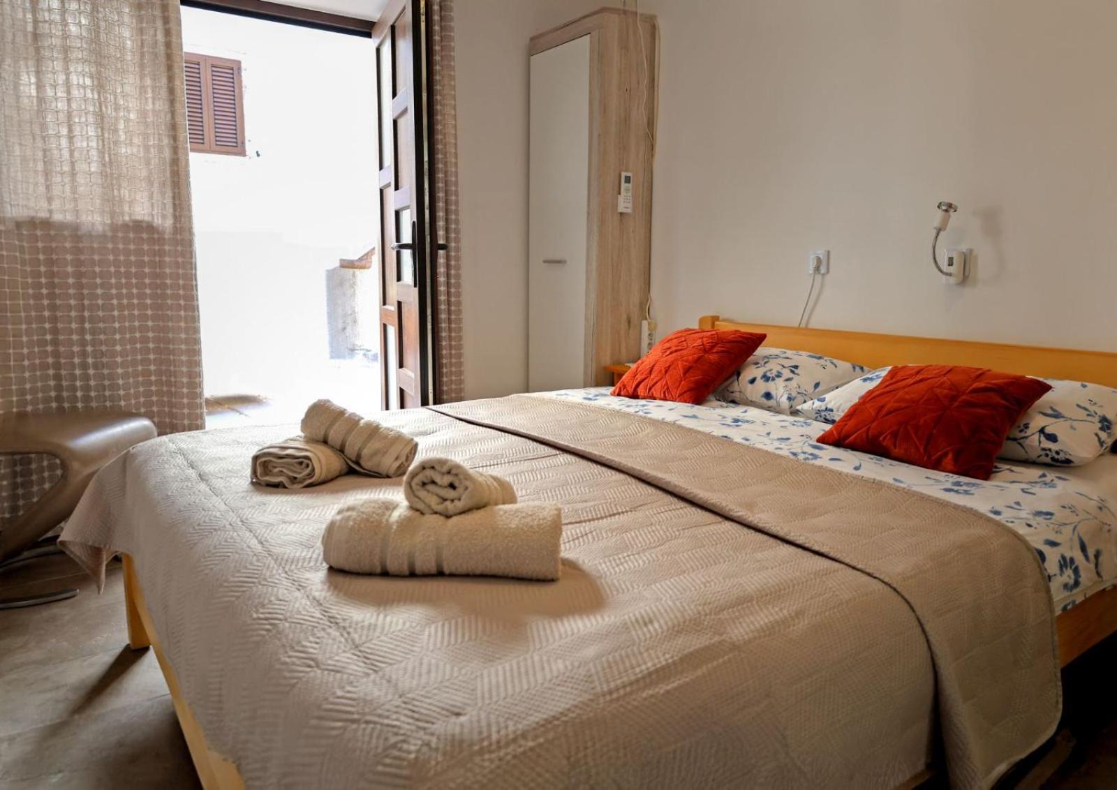 Double Room with Private Bathroom - Photo 9