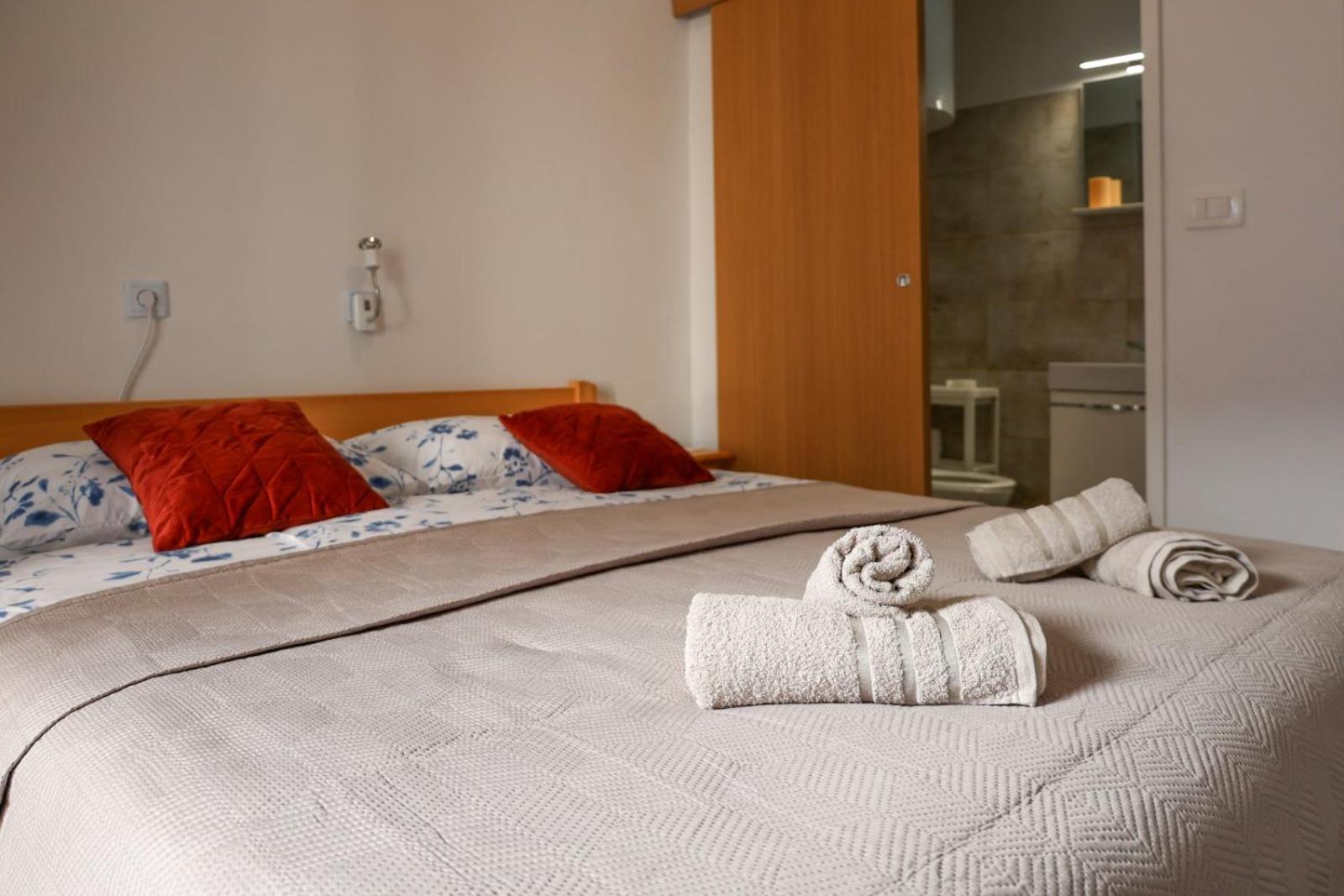 Double Room with Private Bathroom - Photo 1
