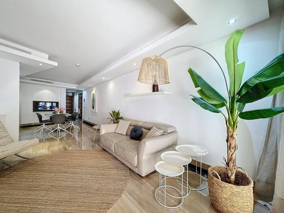 Apartamento de Tres Habitaciones - Frente al Mar