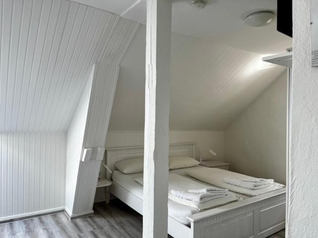 Double Room with Private Bathroom - Photo 10